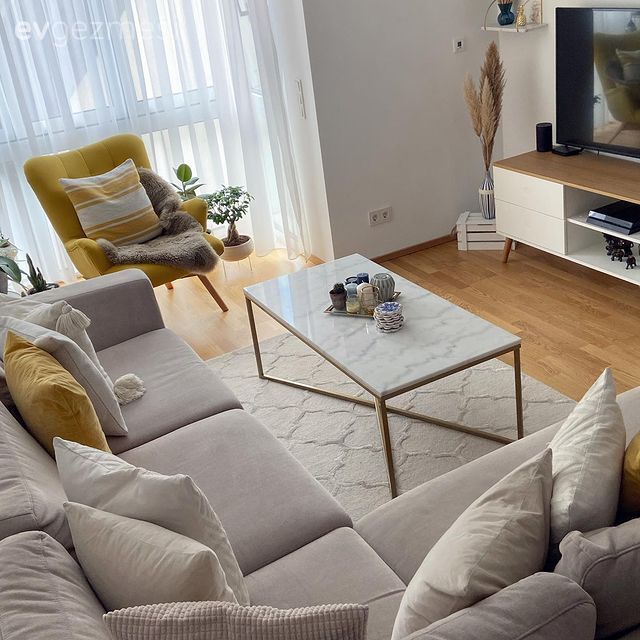 Salon, Gri, Sarı, Tv ünitesi, Tv ünitesi aksesuarları, Ev Aksesuar, Orta sehpa, Sehpa, Halı, Kırlent, Ev tekstili, Tül perde, Perde, Parke