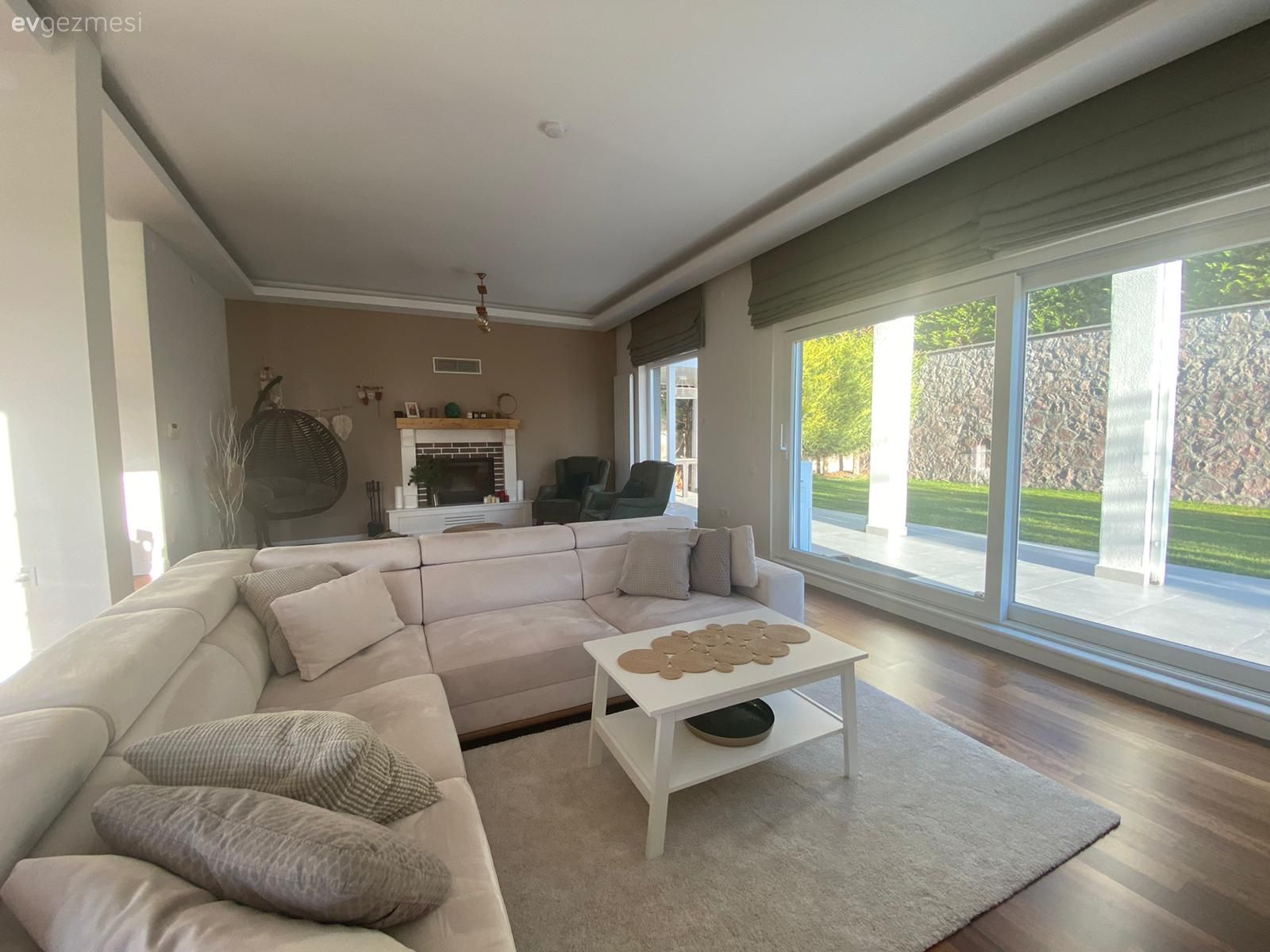 Salon, Dubleks evler, Açık konsept yaşam alanı, Beyaz, Gri, Yeşil, Kahverengi, Şömine, Berjer, Stor perde, Parke, Salıncak, Vazo, Ev Aksesuar, Halı, Puf, Kırlent, Ev tekstili, Bej, Orta sehpa, Sehpa, Modern