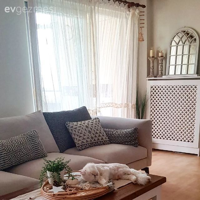 Salon, Modern, Krem, Bej, Beyaz, Koltuk takımı, Orta sehpa, Sehpa, Pencere duvar dekoru, Duvar dekorasyonu, Tül perde, Perde, Şamdan, Ev Aksesuar