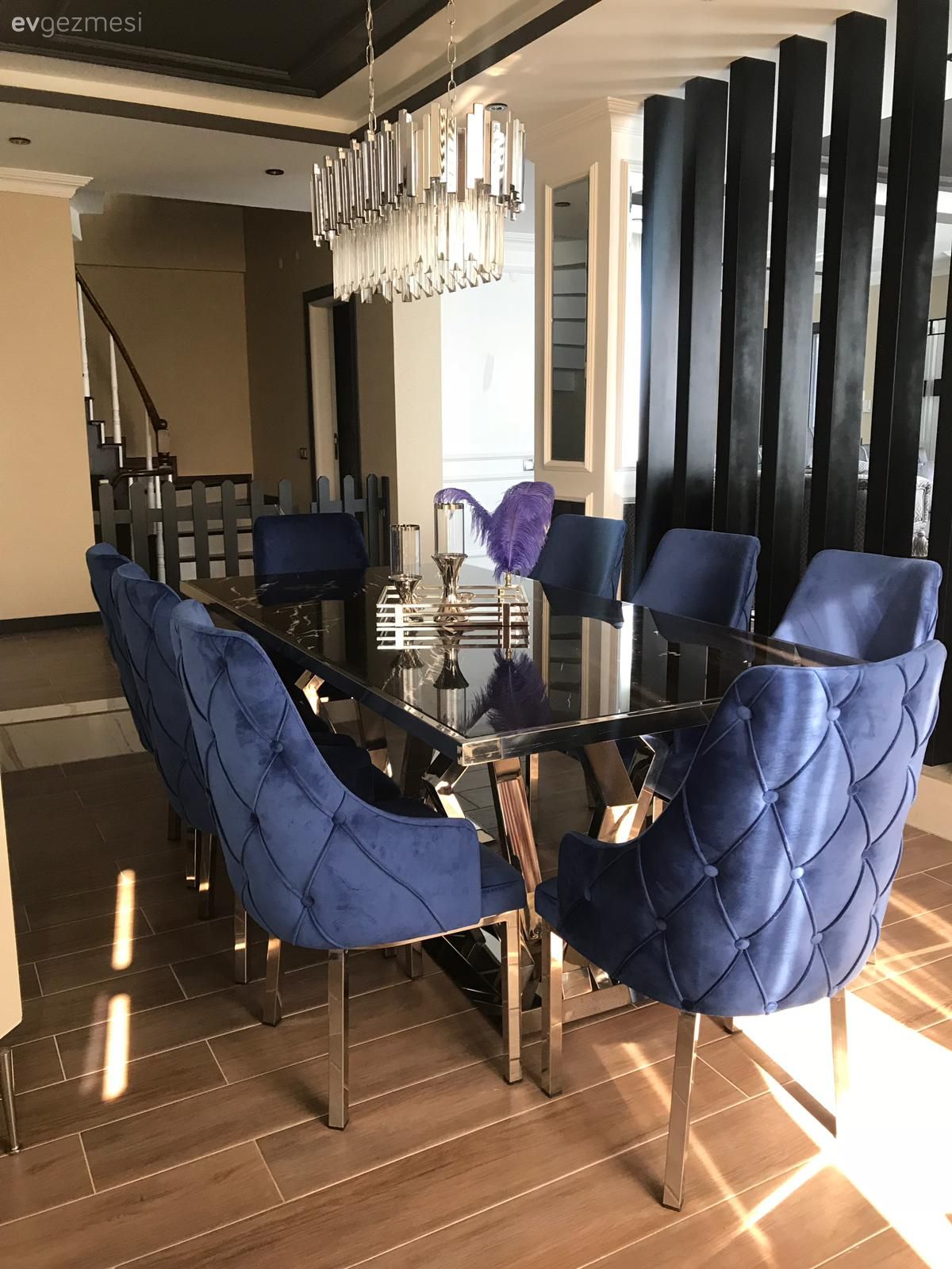 Yemek Odası, Art deko, Parlament mavisi, Beyaz, Gümüş, Sandalye, Yemek masası, Yemek odası avizesi, Tavan dekorasyon, Dekoratif Objeler, Şamdan, Ev Aksesuar, Ahşap panel