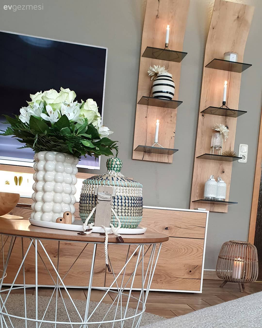 Salon, Ahşap Mobilya, Tv ünitesi, Aydınlatma, Ev bitkisi, Duvar rafı, Duvar dekorasyonu, Dekoratif Objeler, Tv ünitesi aksesuarları, Ev Aksesuar, Vazo, Çiçekler, Mum, Siyah, Fener, Orta sehpa, Sehpa, Metal ayaklı sehpa