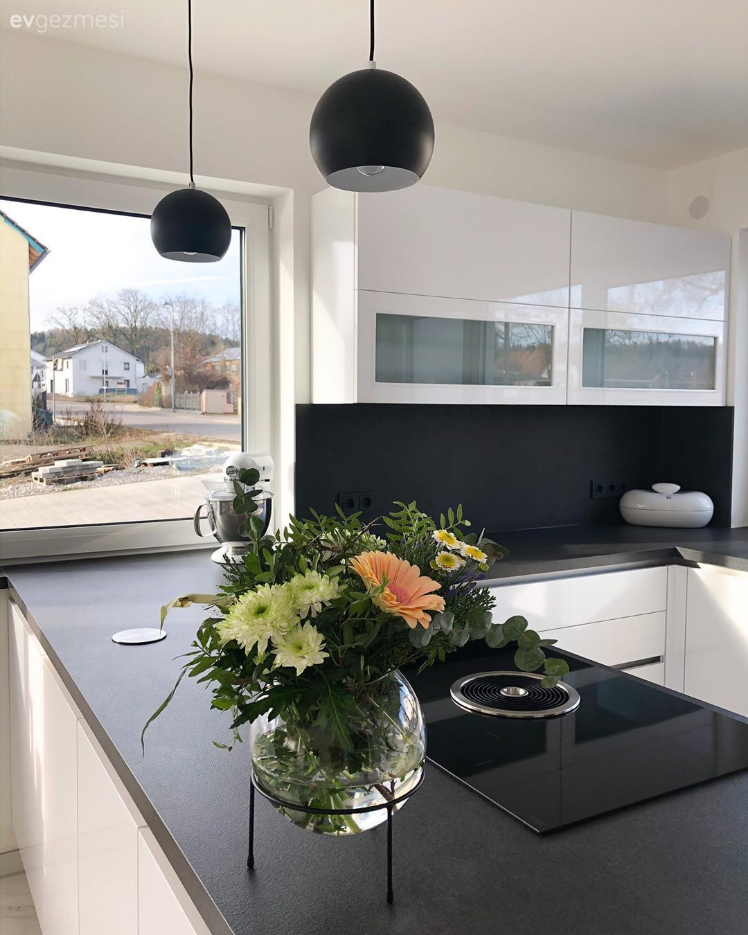 Amerikan Mutfak, Mutfak, Beyaz, Siyah, Mutfak tezgahı, Mutfak tezgah arası, Siyah tezgah, Mutfak Avize Modelleri, Vazo, Ev Aksesuar, Modern mutfak, Ada mutfak, Çiçekler, Ankastre