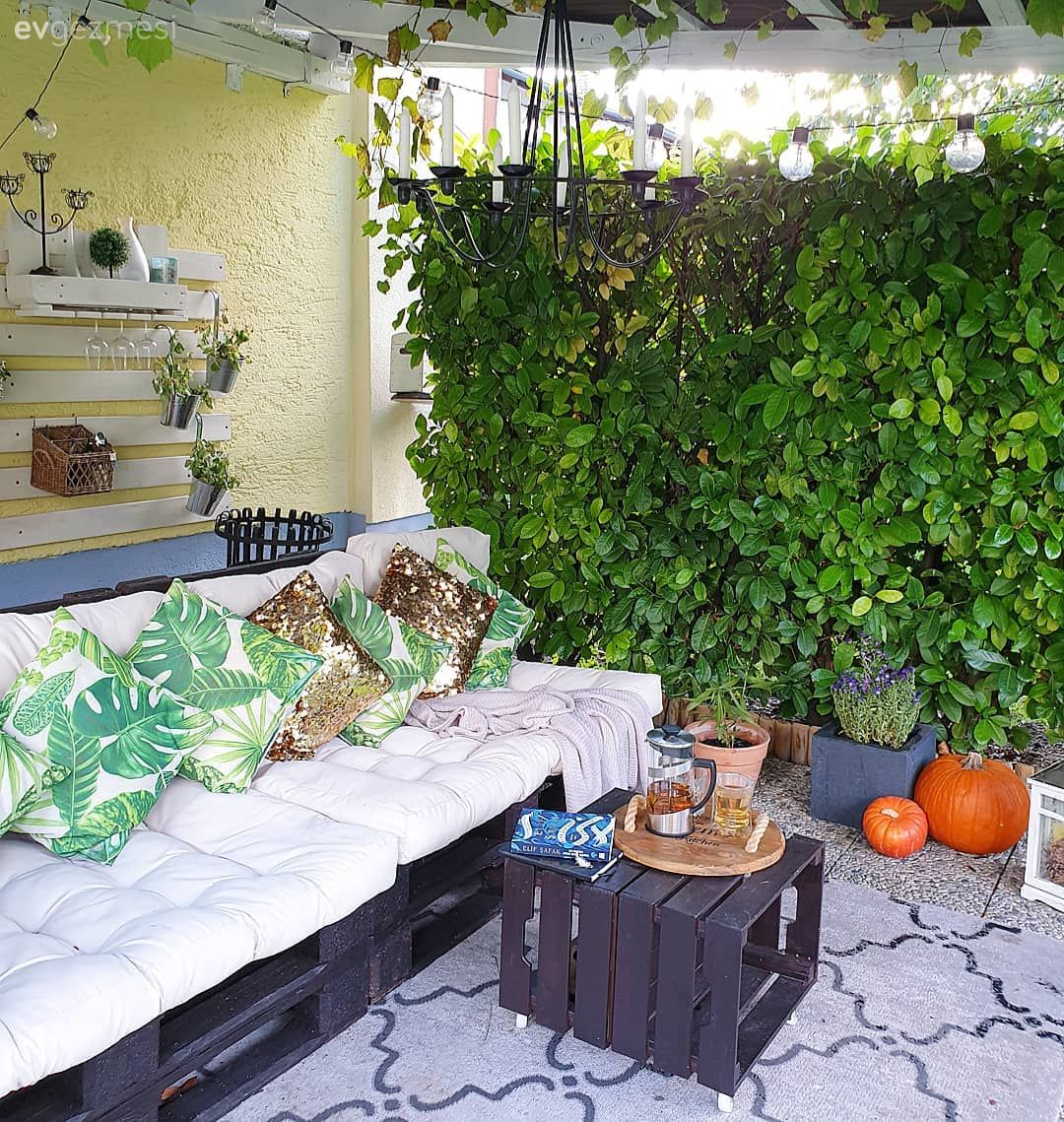 Bahçe, Bahçe oturma grubu, Palet, Kahverengi, Beyaz, Yeşil