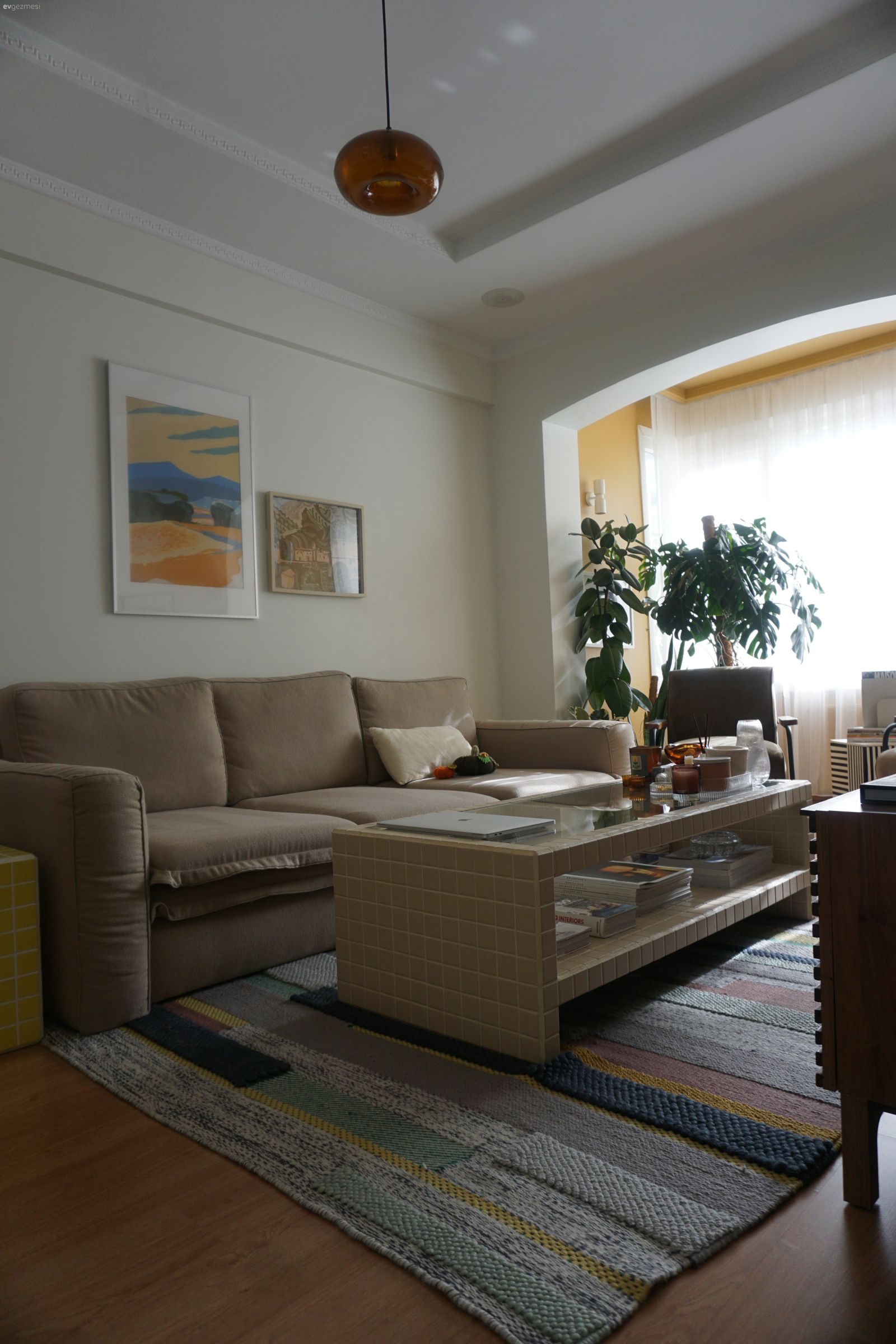 Salon, Bohem Dekorasyon, Krem, Kahverengi, Beyaz, Koltuk takımı, Berjer, Tv ünitesi, Tv ünitesi aksesuarları, Ev Aksesuar, Konsol, Ahşap Mobilya, Kilim, Halı, Orta sehpa, Sehpa, Tablo, Duvar dekorasyonu, Çerçeve, Sarkıt, Aydınlatma, Ev bitkisi, Sarı