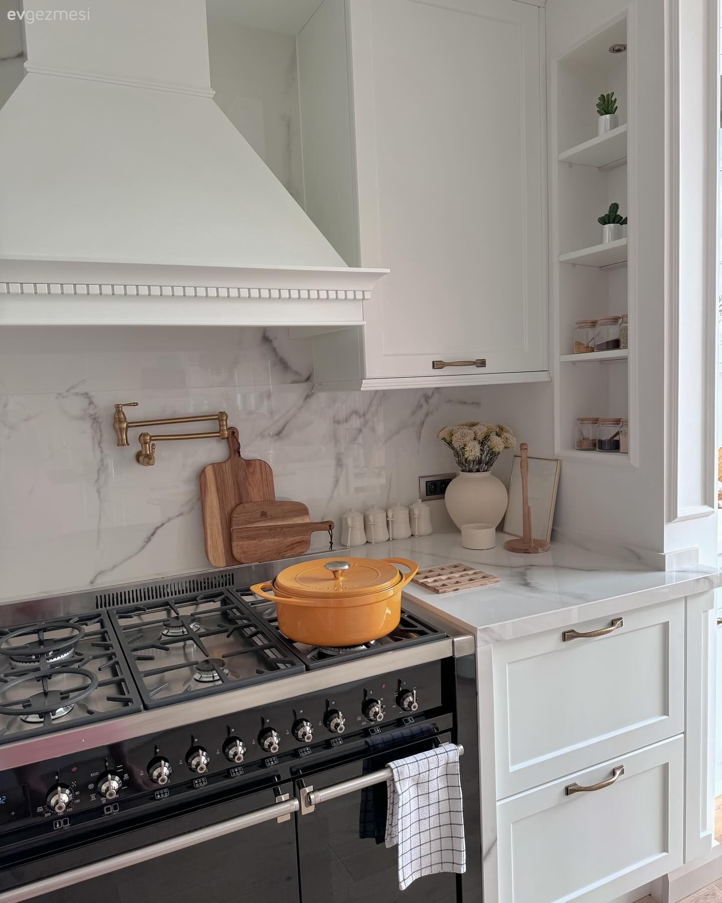 Mutfak, İskandinav, Beyaz, Siyah, Shaker kapaklı dolaplar, Mutfak tezgahı, Mutfak tezgah arası, Ankastre, Davlumbaz, Mutfak aksesuarları, Dekoratif Objeler