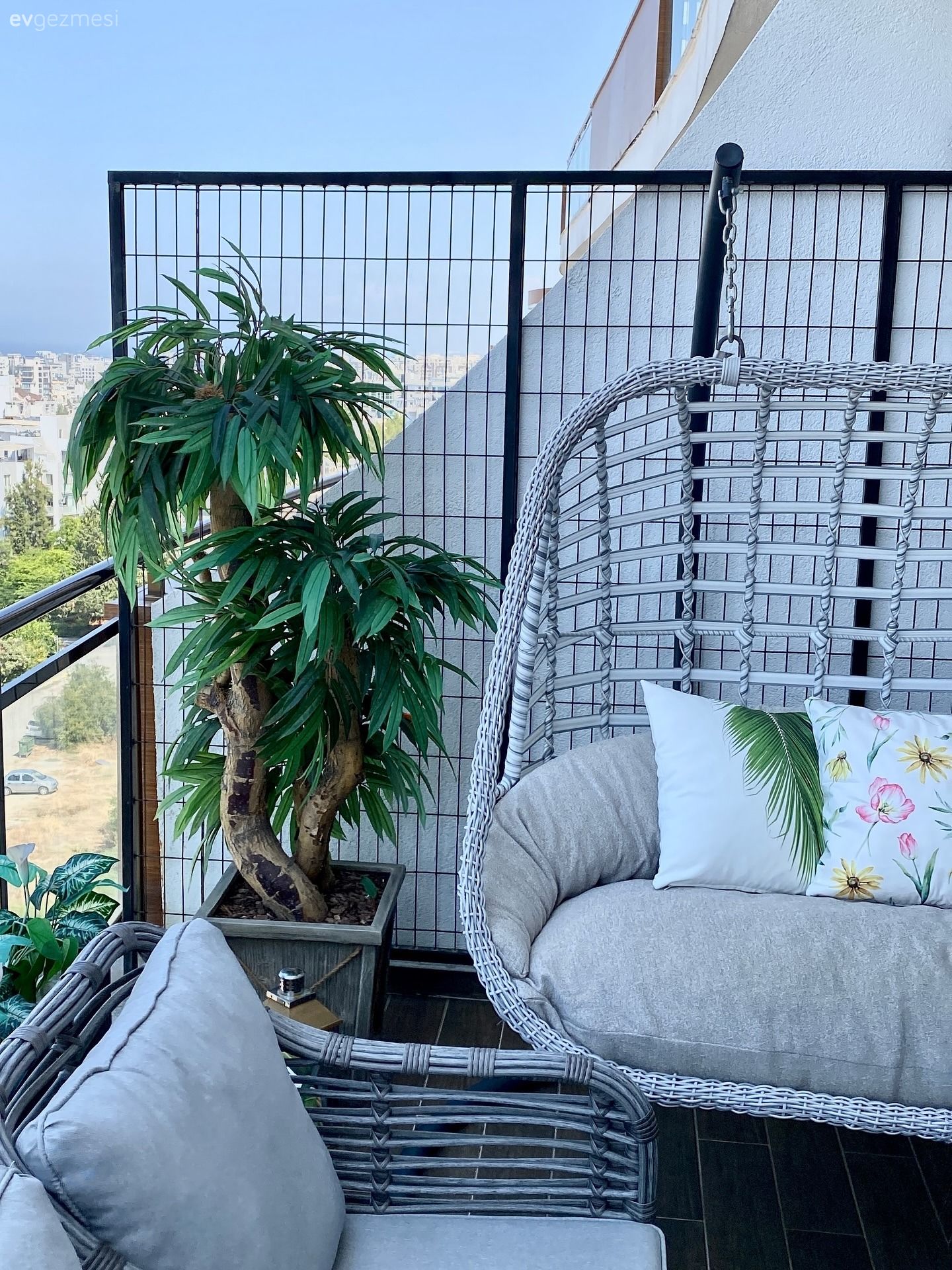 Bu Büyük Balkonu Bırakıp Evin İçine Girmek Pek Kolay Değil