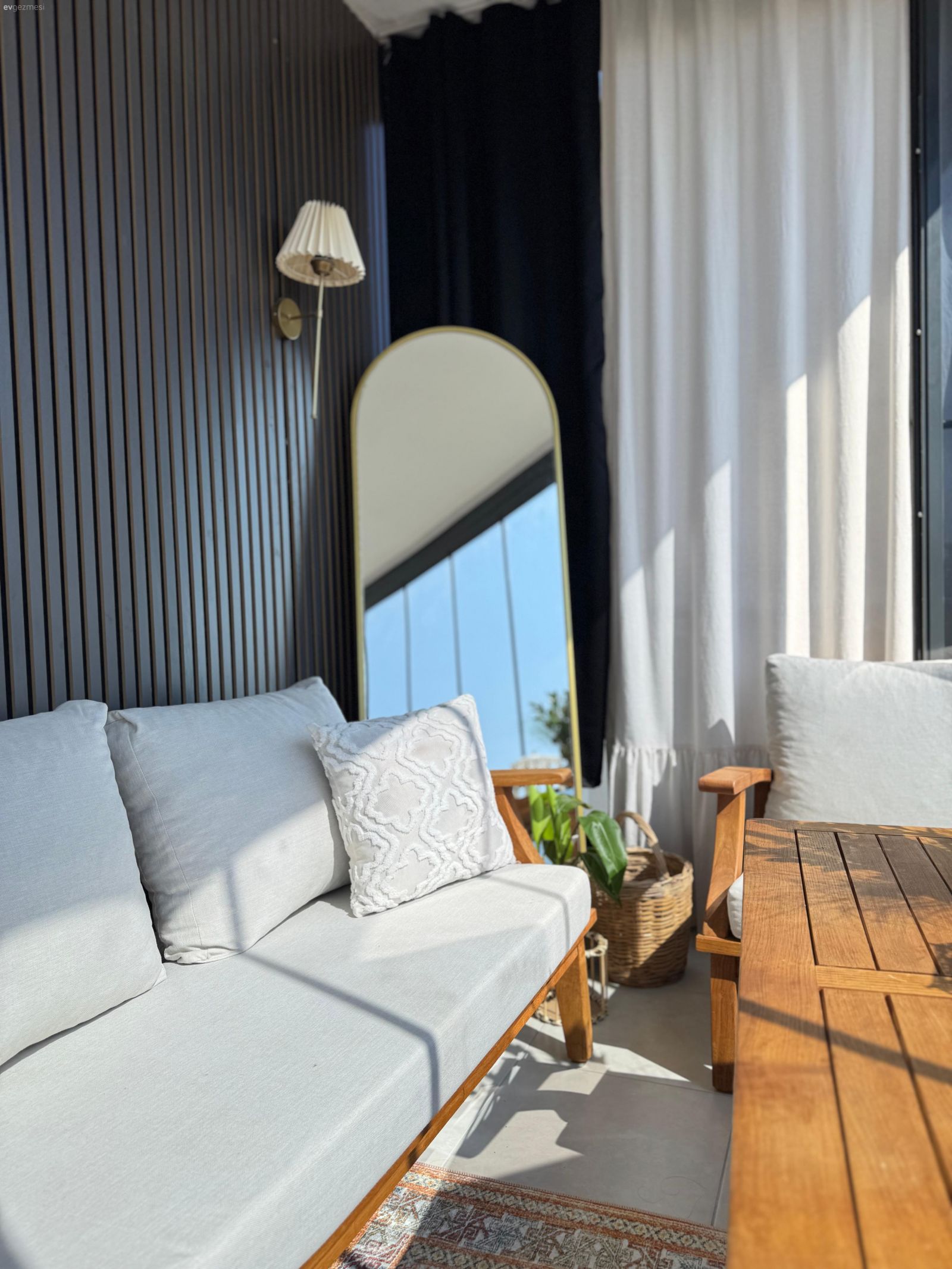 Antalya'daki Bu Balkonda Farklı Ruha Sahip Parçalar Bir Arada