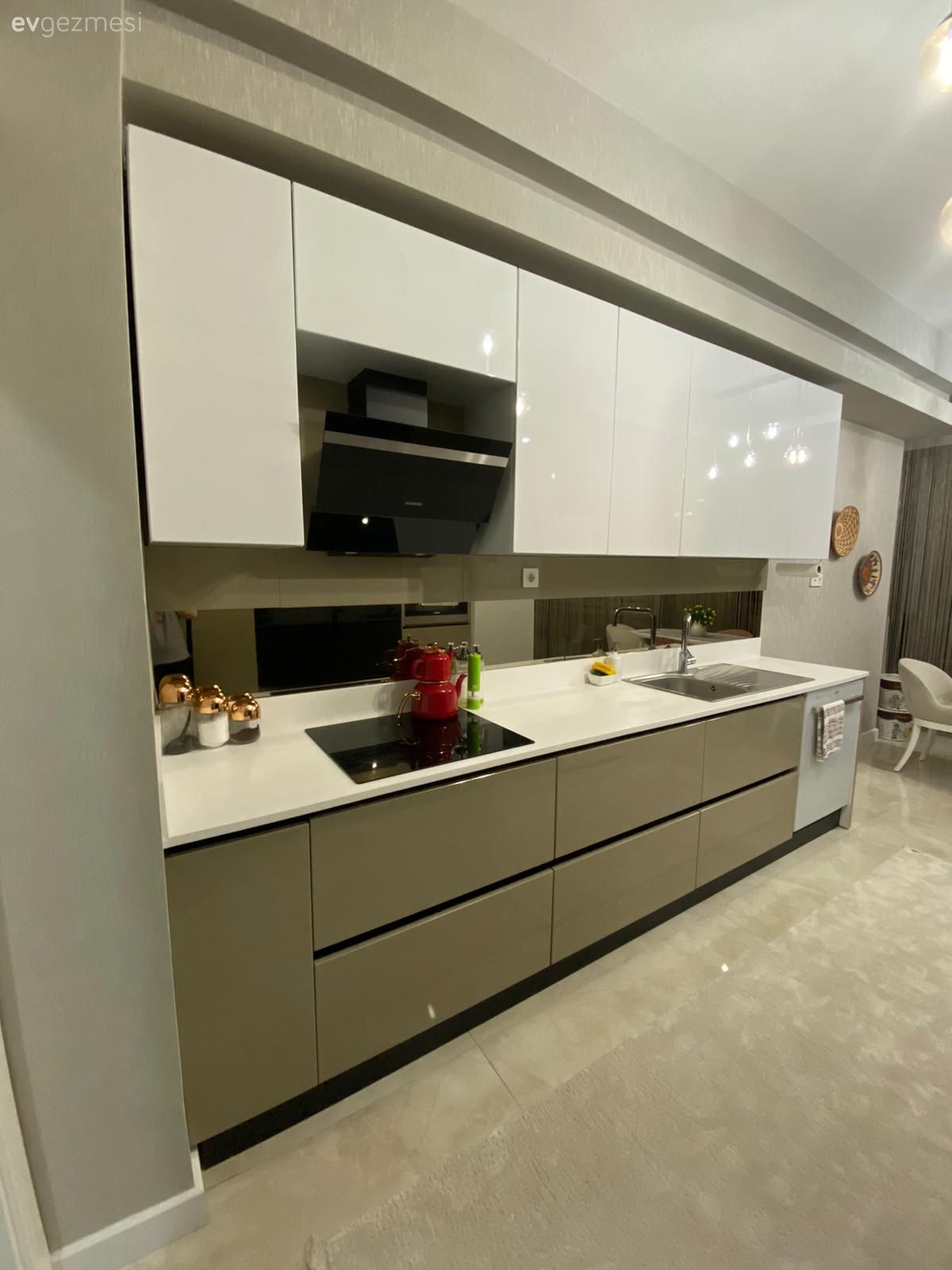 Beyaz, Vizon, Mutfak, Kulpsuz mutfak dolabı, Modern mutfak, Mutfak tezgahı, Mutfak tezgah arası, Tezgah arası seramik, Ankastre, Mutfak halısı, Mutfak zemin seramikleri, Sandalye, Mutfak masası, Mutfak Avize Modelleri