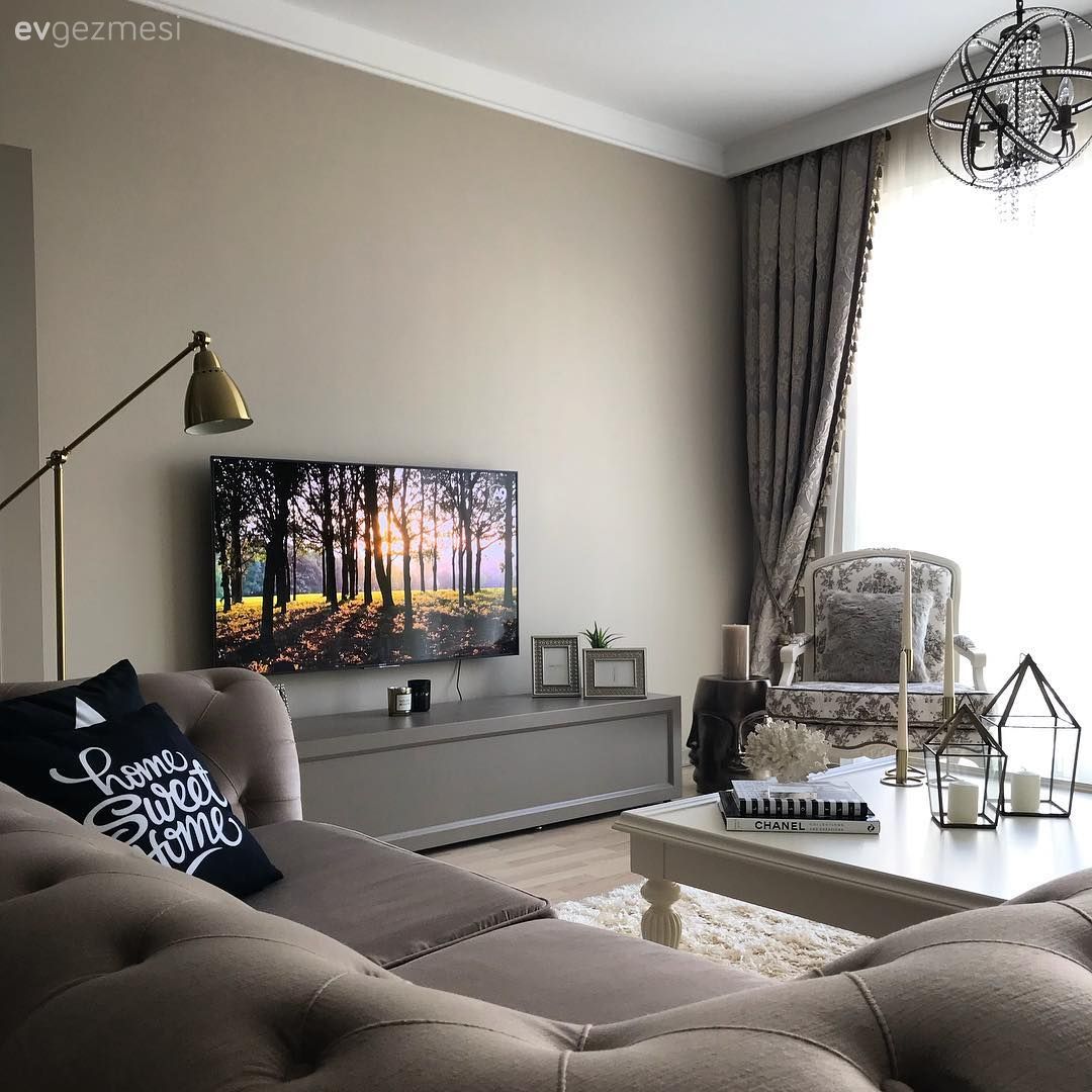 Salon, Krem, Kahverengi, Beyaz, Altın, Koltuk takımı, Berjer, Fon perde, Perde, Tül perde, Tv ünitesi, Çerçeve, Orta sehpa, Sehpa, Şamdan, Ev Aksesuar, Fener, Dekoratif Objeler, Lambader, Aydınlatma, Kırlent, Ev tekstili, Avize, Salon avizesi, Halı, Salon halısı, Vizon