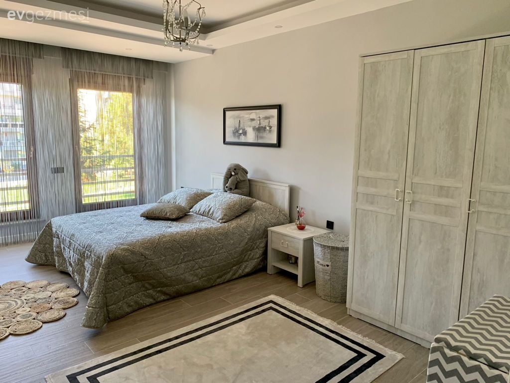 Yatak Odası, Beyaz, İskandinav, Gardrop, Halı, Gri, Bej, Krem, Parke, Jüt halı, Perde, Komodin, Avize, Aydınlatma, Tablo, Duvar dekorasyonu