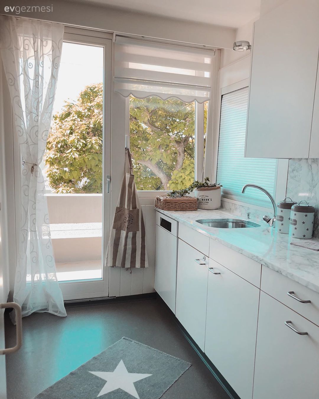 Mutfak, Beyaz mutfak, Gri, Siyah, Mutfak tezgahı, Mutfak tezgah arası, Tezgah arası seramik, Mutfak halısı, Tül perde, Perde, Cam Ankastre, Ankastre, Zebra Perde