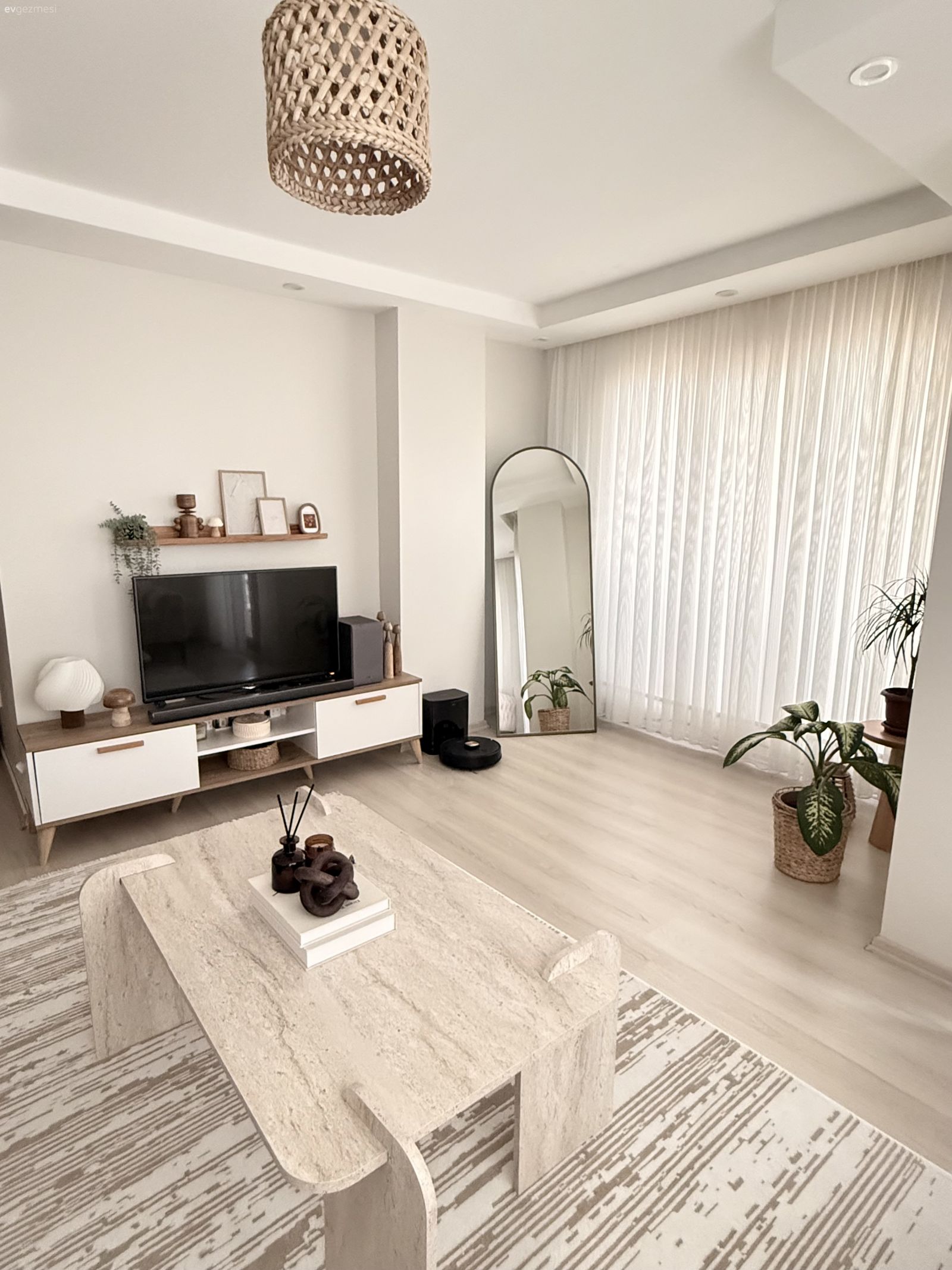 Bu İki Katlı Evde Modern ve Country Esintiler Karışmış