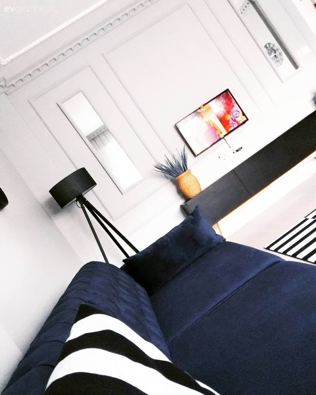 Salon, Parlament mavisi, Siyah, Beyaz, Duvar çıtalama, Tv ünitesi, Vazo, Ev Aksesuar, Çiçekler, Ayna, Lambader, Aydınlatma, Kırlent, Ev tekstili, Halı, Salon halısı