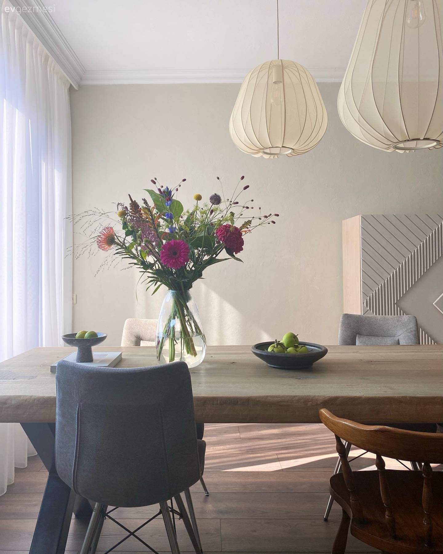 Tül perde, Perde, Ahşap masa, Sandalye, Vazo, Ev Aksesuar, Çiçekler, Vitrin, Avize, Aydınlatma, Salon avizesi, Parke