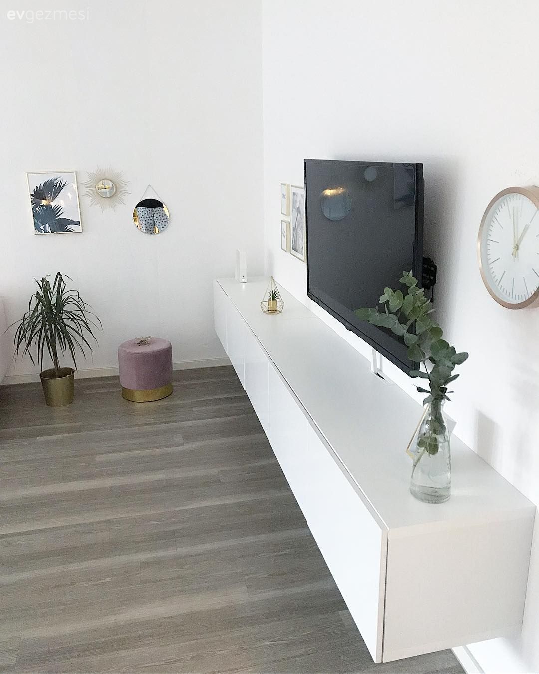 Salon, Beyaz, Tv ünitesi, Tv ünitesi aksesuarları, Duvar saati, Duvar dekorasyonu, Ev bitkisi, Çerçeve, Pembe, Altın, Puf