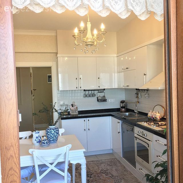 Mutfak, Beyaz, Siyah, Siyah tezgah, Mutfak tezgahı, Sandalye, Mutfak masası, Ankastre, Mutfak aksesuarları, Mutfak Avize Modelleri, Mutfak halısı, Mutfak tezgah arası, Tezgah arası seramik, Davlumbaz, Dekoratif Objeler