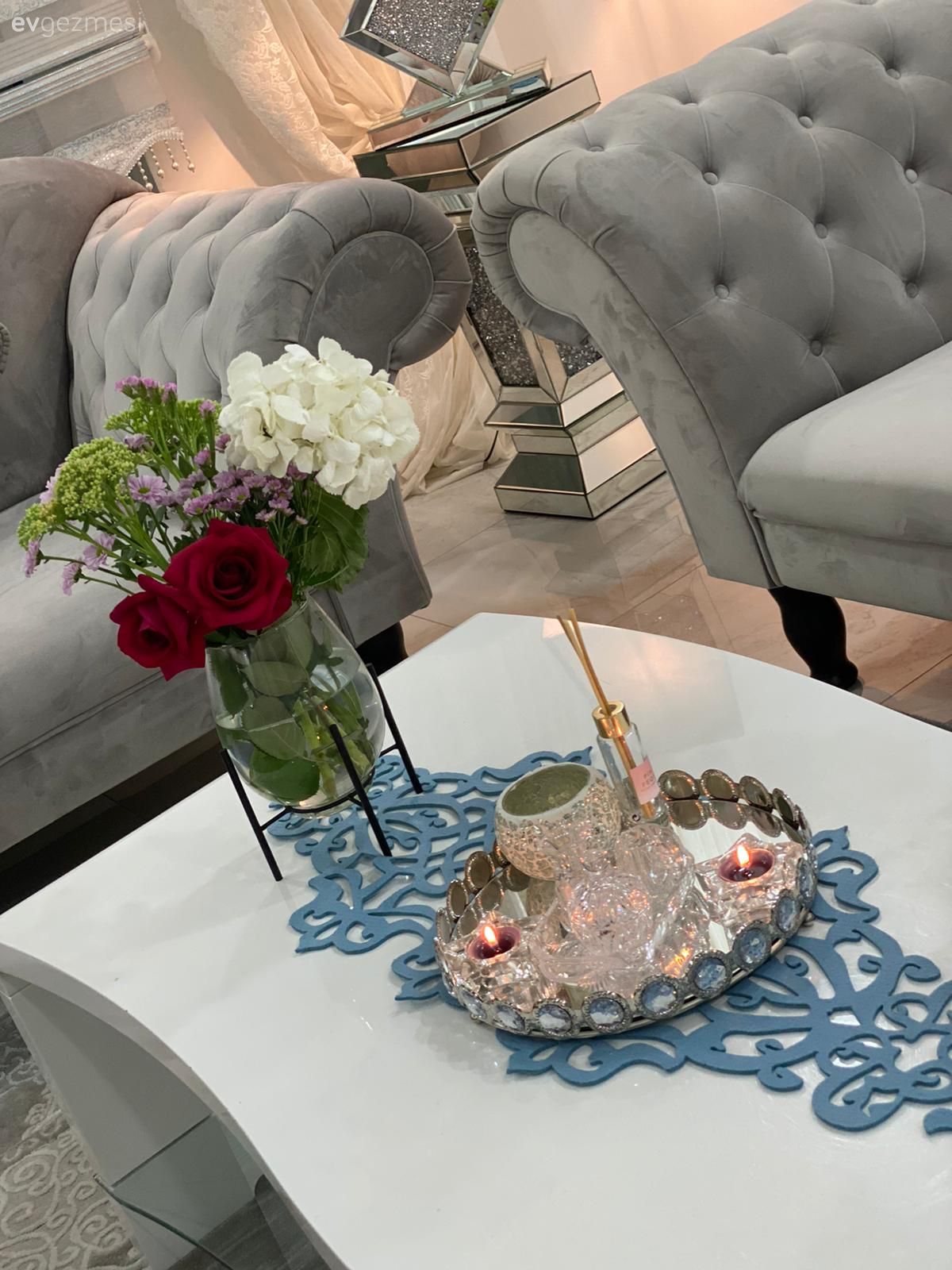 Kapitoneli koltuk, Koltuk takımı, Gri, Beyaz, Mavi, Yan sehpa, Sehpa, Abajur, Aydınlatma, Vazo, Ev Aksesuar, Sehpa üstü aksesuarı