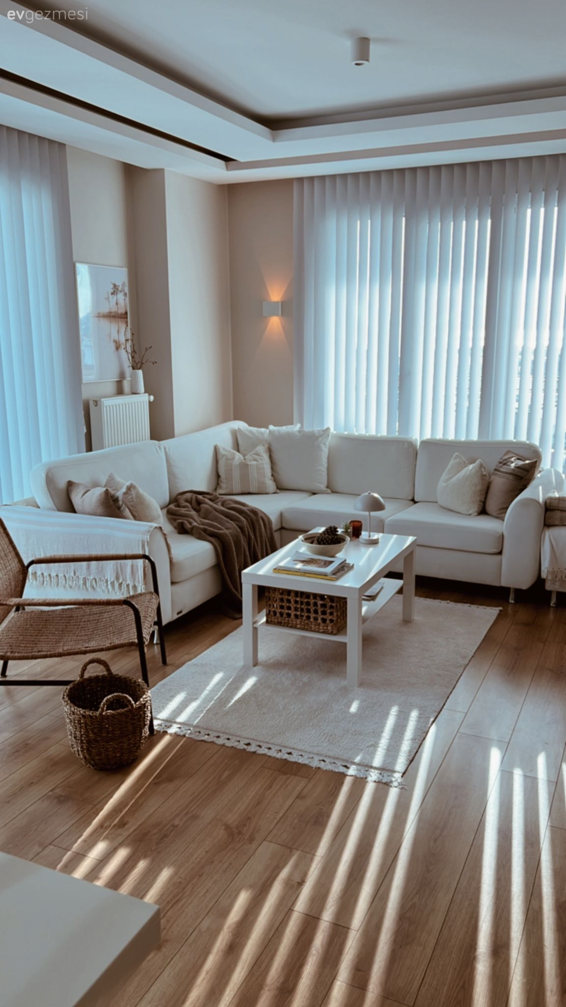 Dikey Jaluzilerle Gün Işığını Selamlayan İstanbul Evi