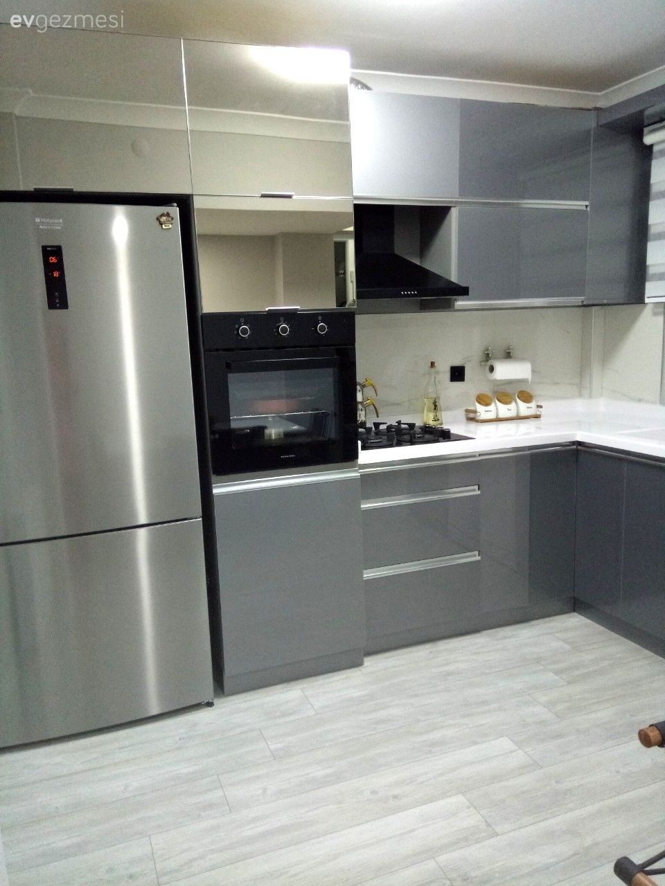 Mutfak, Beyaz, Gri, Modern mutfak, Kulpsuz mutfak dolabı, Ankastre, Davlumbaz, Zebra Perde, Perde, Mutfak perdesi, Mutfak tezgahı, Mutfak tezgah arası, Parke, Mutfak masası, Sandalye