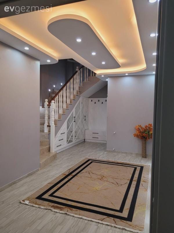 Bu Evde Beyazın Monotonluğunun Önüne Gold Detaylar ile Geçilmiş!