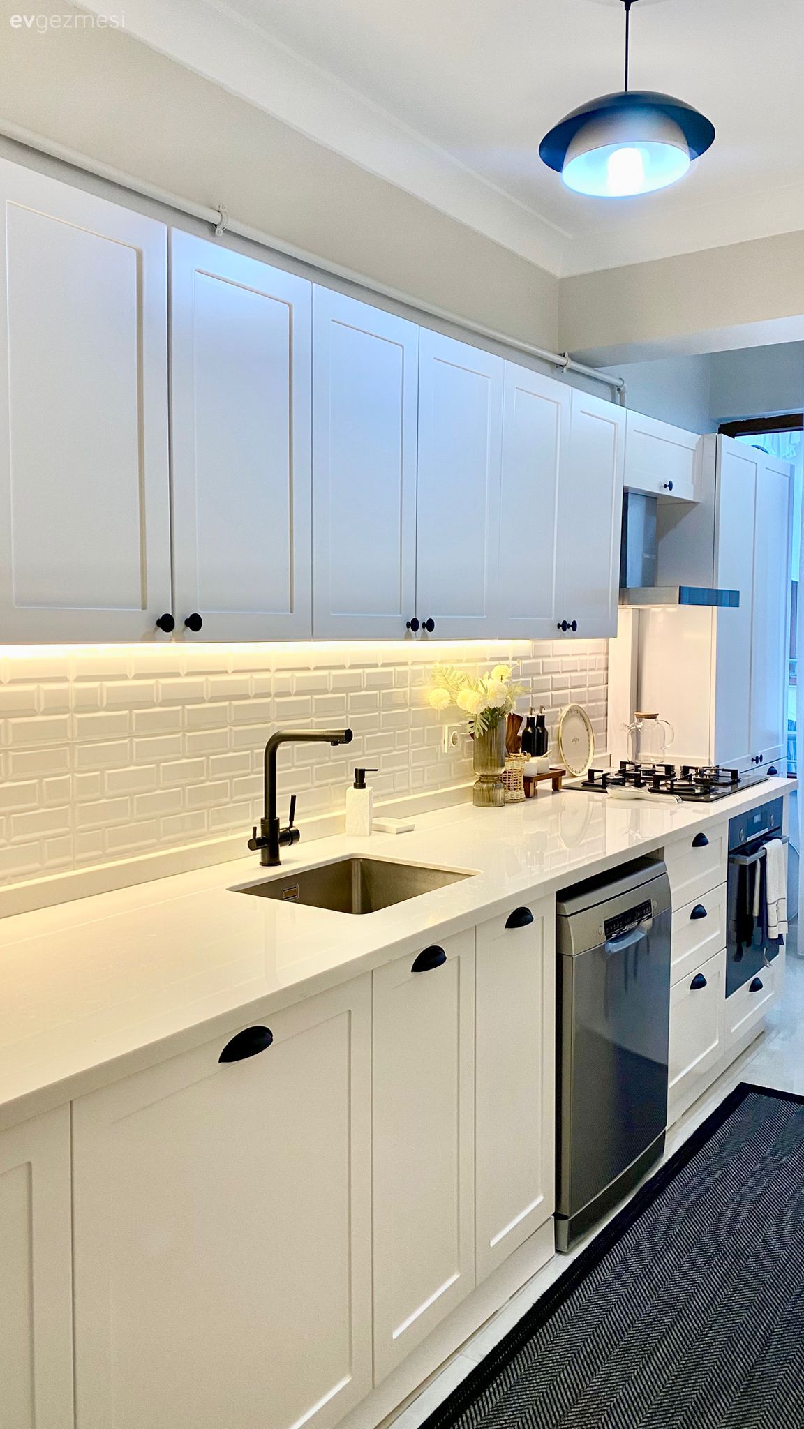 Koridor Tipi Bu Mutfakta Dar Alana Uygun Çözümler Kullanılmış