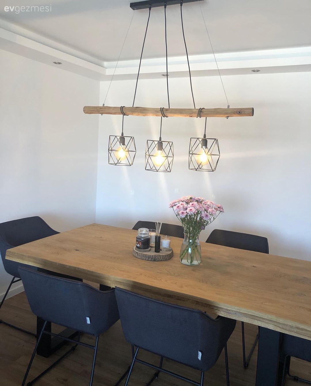 Yemek Odası, Yemek masası, Gri, Ahşap Mobilya, Sandalye, Rustik Aydınlatma, Vazo, Ev Aksesuar