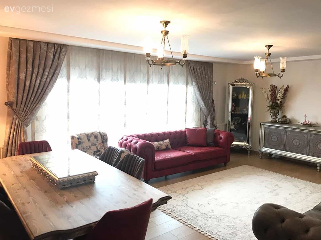 Bu Evin İçinde Kırmızının İddiası Ahşapların Sıcaklığıyla Karışmış!