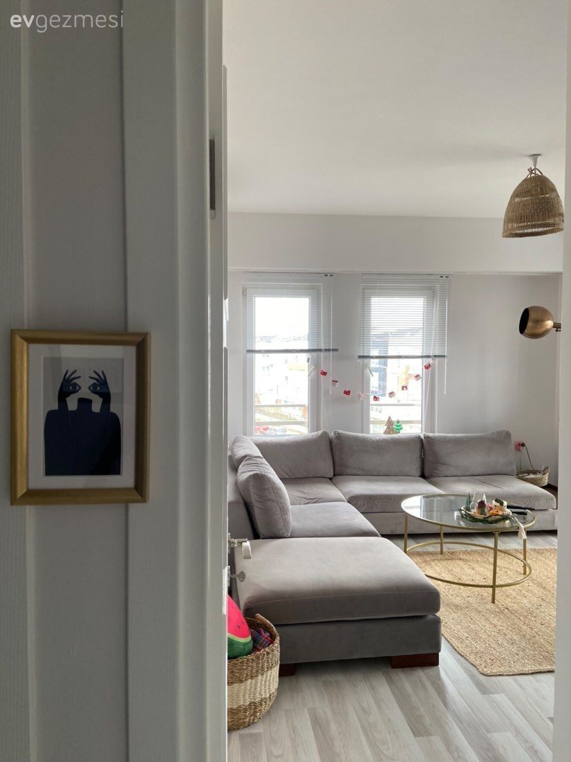 Köşe koltuk, Koltuk takımı, Salon, Gri, Hasır avize, Yuvarlak sehpa, Sehpa, Cam orta sehpa, Orta sehpa, Halı, Salon halısı, Jüt halı, Lambader, Aydınlatma