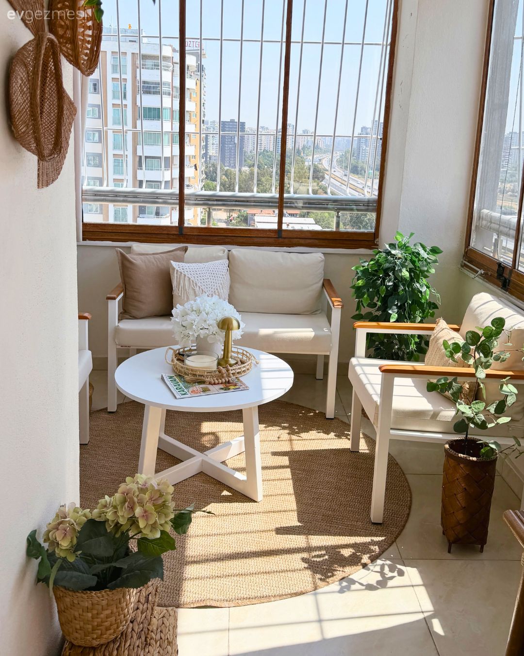 Balkon, Bohem Dekorasyon, Krem, Bej, Balkon oturma grubu, Balkon masası, Ev bitkisi, Balkon halısı, Jüt halı, Halı, Balkon duvar dekorasyonu