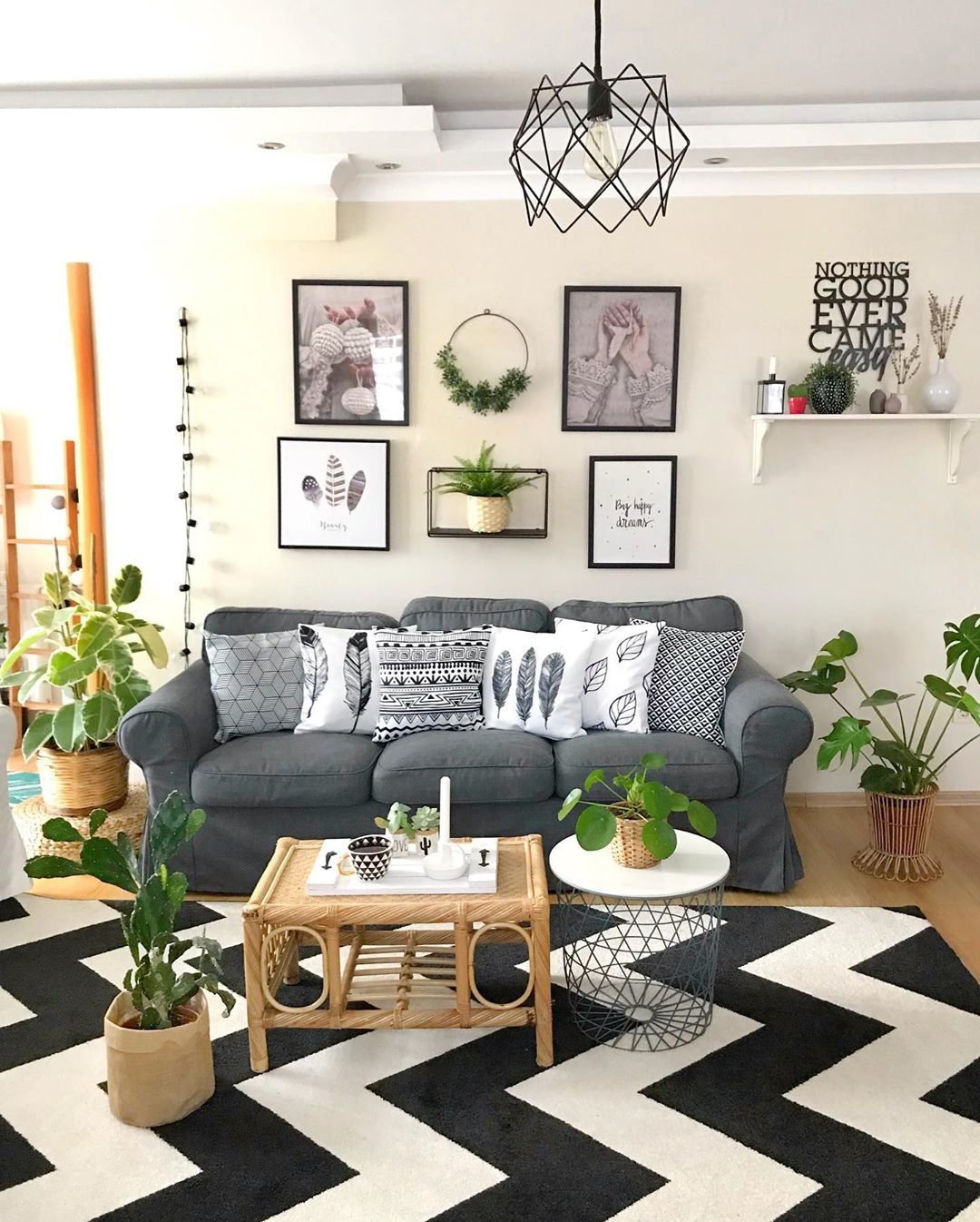 Salon, Bohem Dekorasyon, Beyaz, Siyah, Gri, Yeşil, Koltuk takımı, Halı, Salon halısı, Orta sehpa, Sehpa, Ev bitkisi, Hasır, Metal ayaklı sehpa, Yuvarlak sehpa, Geometrik desen, Desenler, Tablo, Duvar dekorasyonu, Duvar rafı, Avize, Aydınlatma