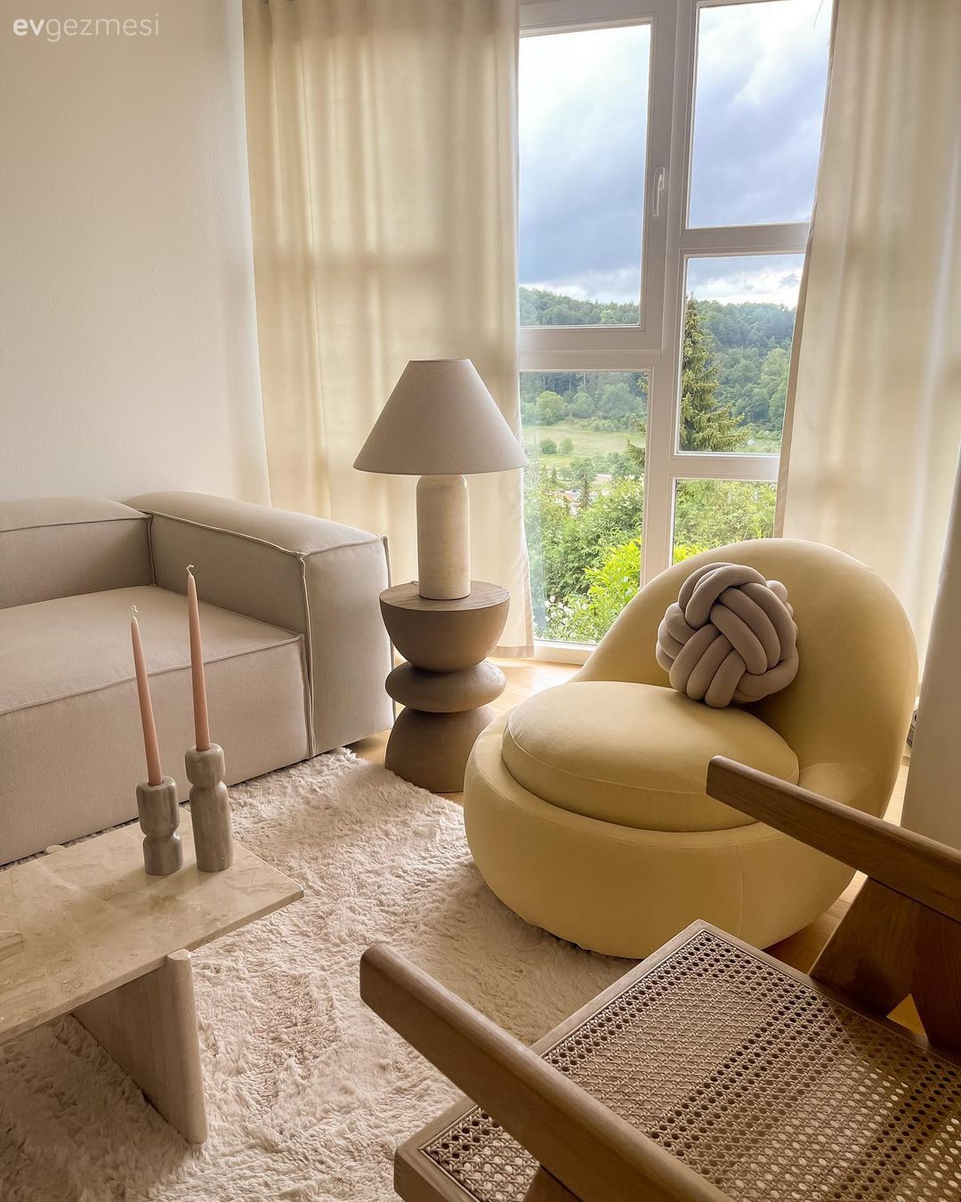 Bu Zarif Dekora Sarının Enerjisi Çok Yakışmış!