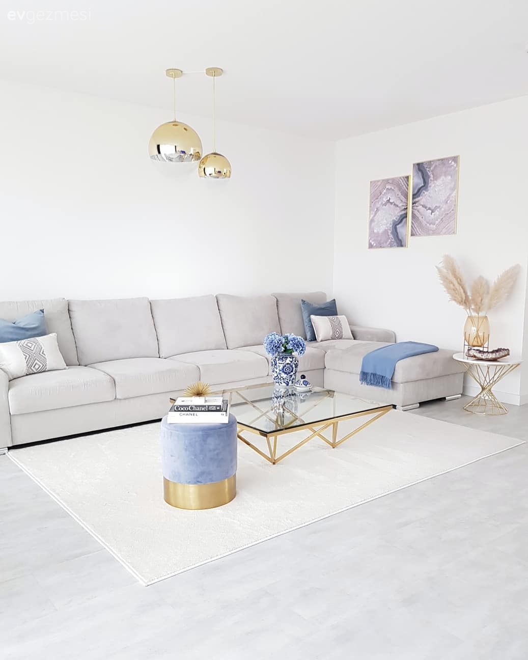 Salon, Büyük salon, Modern, Beyaz, Mavi, Köşe koltuk, Koltuk takımı, Berjer, Orta sehpa, Sehpa, Altın, Puf, Metal ayaklı sehpa, Tablo, Duvar dekorasyonu, Yapay çiçekler, Vazo, Ev Aksesuar, Sehpa üstü aksesuarı, Cam orta sehpa, Avize, Aydınlatma, Salon avizesi, Kırlent, Ev tekstili, Halı, Salon halısı, Gri