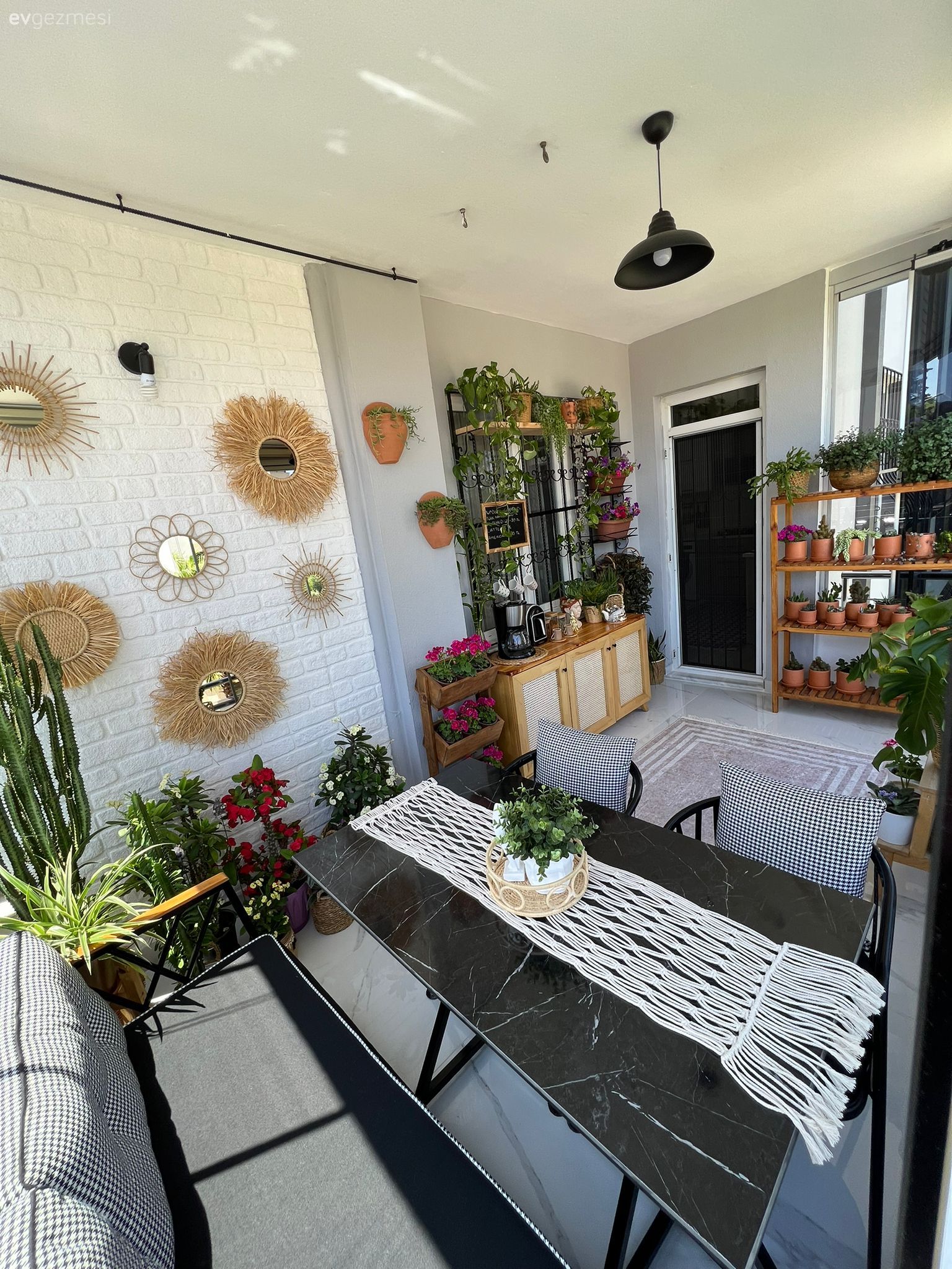Balkon duvar dekorasyonu, Sandalye, Balkon masası, Ev bitkisi, Saksı, Balkon avizesi, Balkon halısı