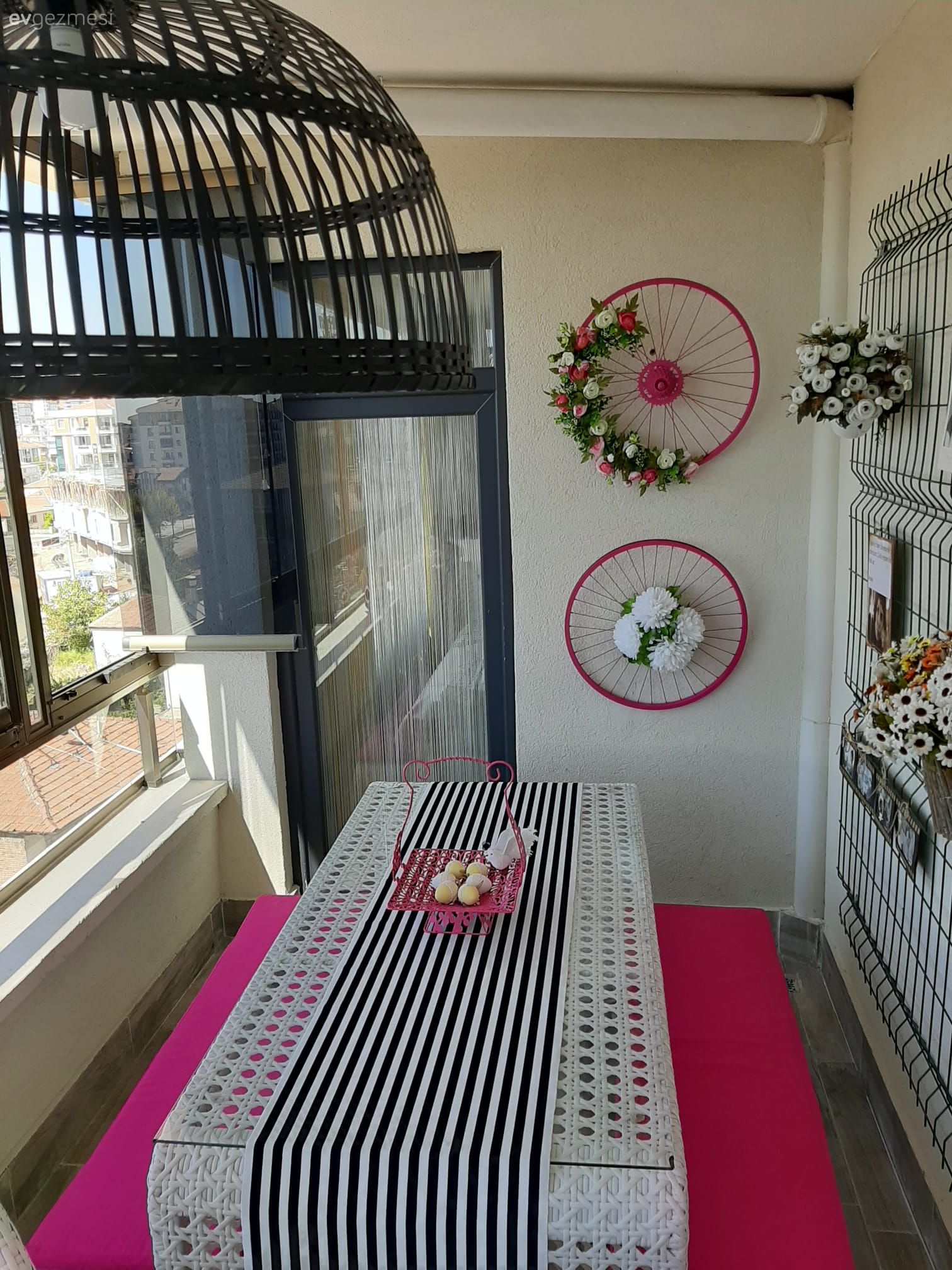 Bu Sıra Dışı Eve Kırmızı Çok Yakışıyor!