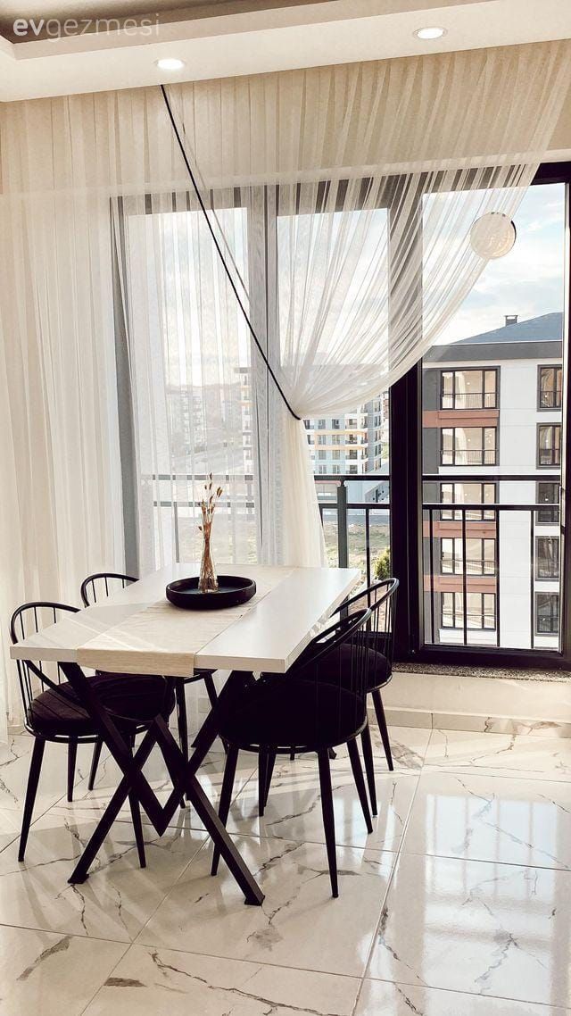 Tül perde, Perde, Siyah, Beyaz, Sandalye, Mutfak masası, Mutfak zemin seramikleri, Mutfak, Spot aydınlatma, Aydınlatma