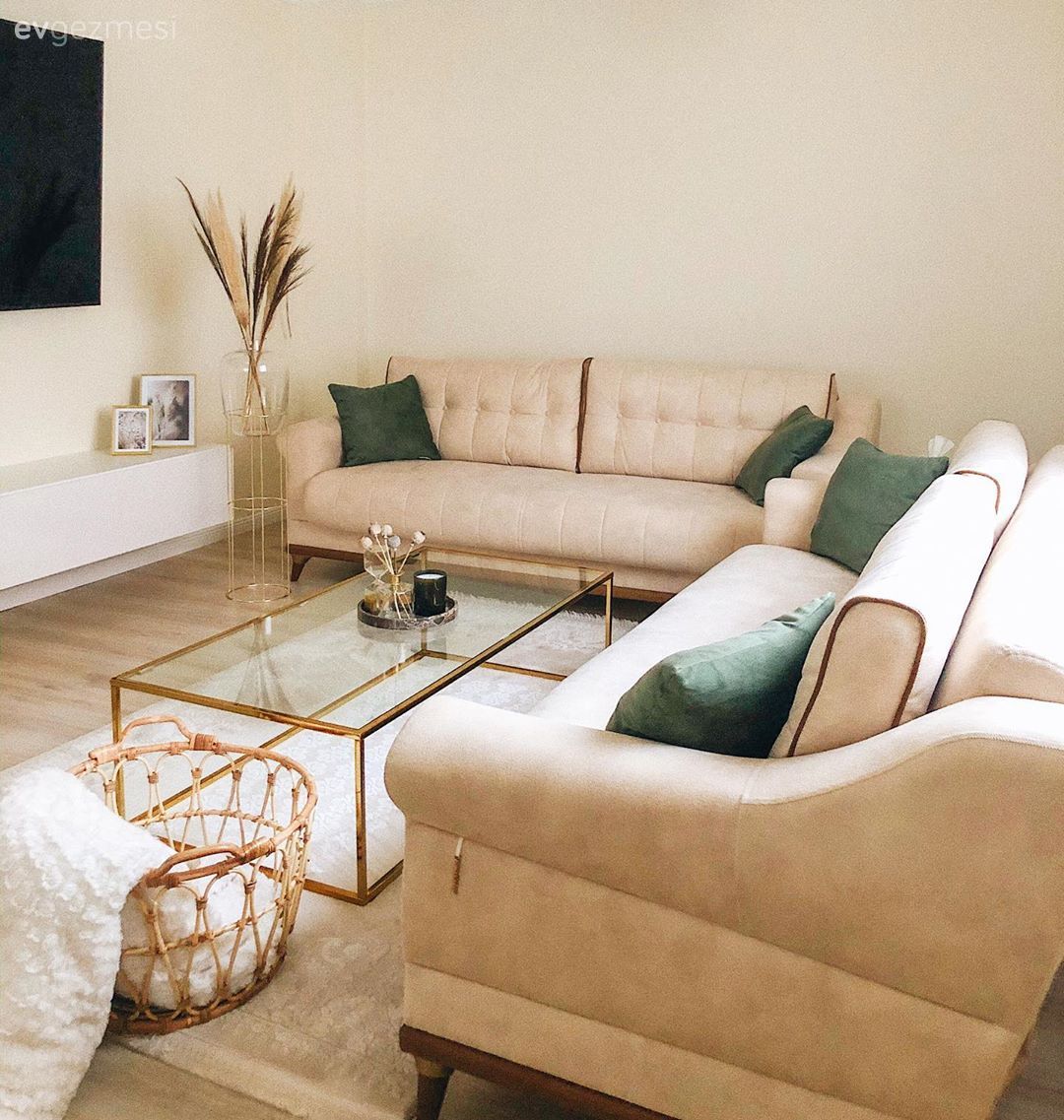 Salon, Krem, Yeşil, Altın, Beyaz, Modern, Kırlent, Ev tekstili, Halı, Salon halısı, Orta sehpa, Sehpa, Vazo, Ev Aksesuar, Hasır sepet