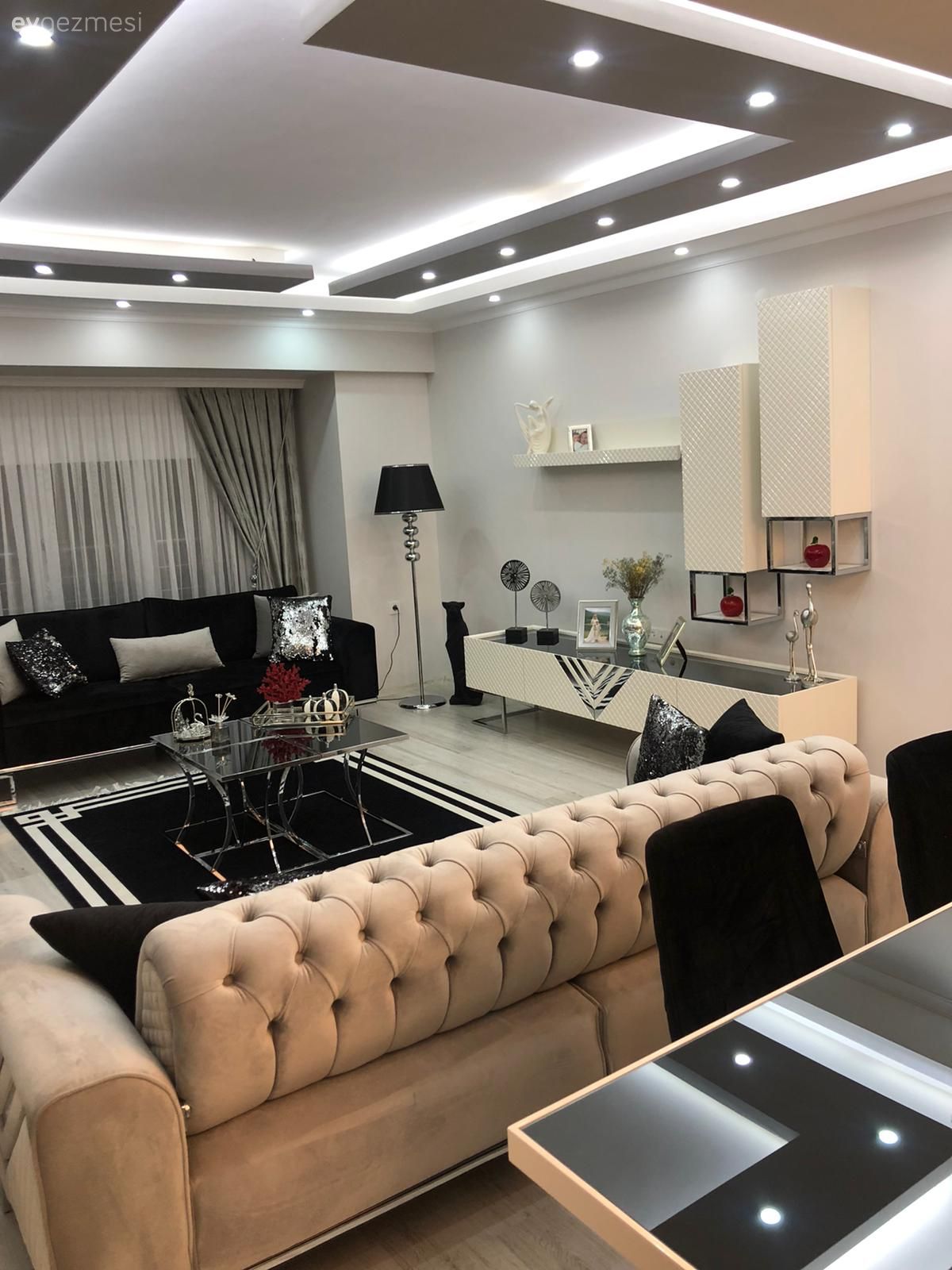 Salon, Modern klasik, Krem, Siyah, Beyaz, Koltuk takımı, Halı, Berjer, Tavan dekorasyon, Fon perde, Perde, Tül perde, Yemek masası, Sandalye, Parke, Yan sehpa, Sehpa, Orta sehpa, Kırlent, Ev tekstili, Spot aydınlatma, Aydınlatma, Tv ünitesi, Tv ünitesi aksesuarları, Ev Aksesuar