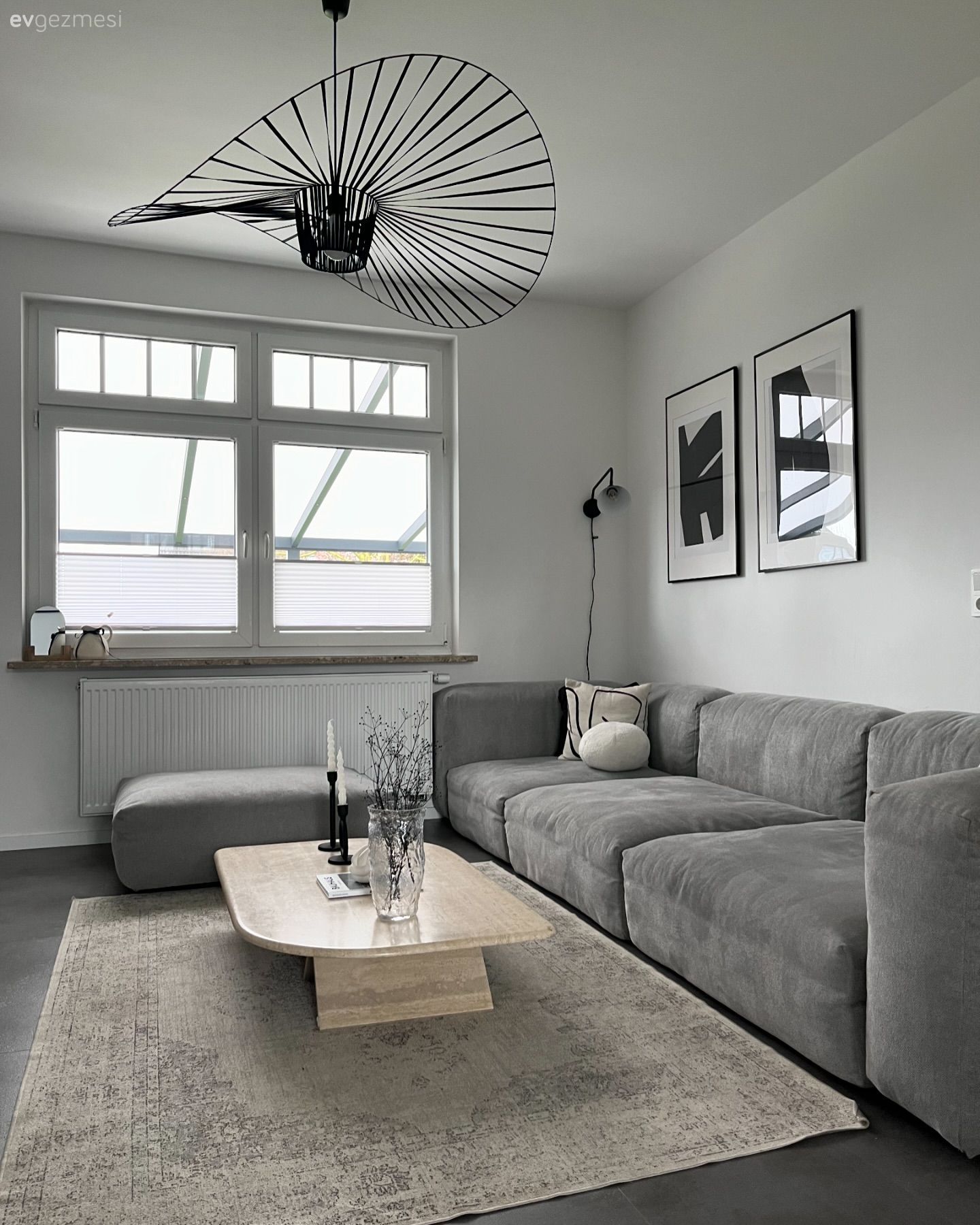 Salon, Gri, Beyaz, Siyah, Tablo, Duvar dekorasyonu, Koltuk takımı, Puf, Orta sehpa, Sehpa, Halı, Salon halısı, Avize, Aydınlatma, Kırlent, Ev tekstili