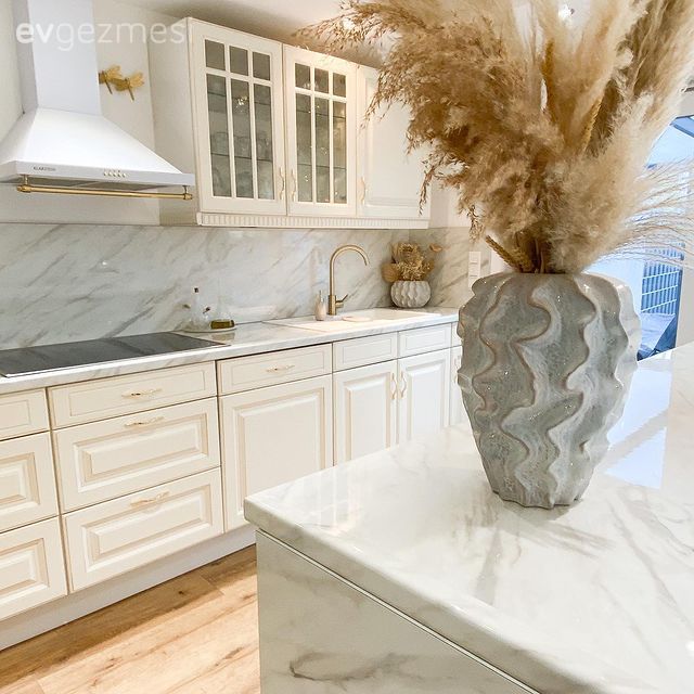 Mutfak, Beyaz, Beyaz mutfak, Krem, Shaker kapaklı dolaplar, Mermer, Mutfak tezgahı, Mutfak tezgah arası, Tezgah arası doğal taş, Davlumbaz, Parke, Ada mutfak, Vazo, Ev Aksesuar, Pampas otu