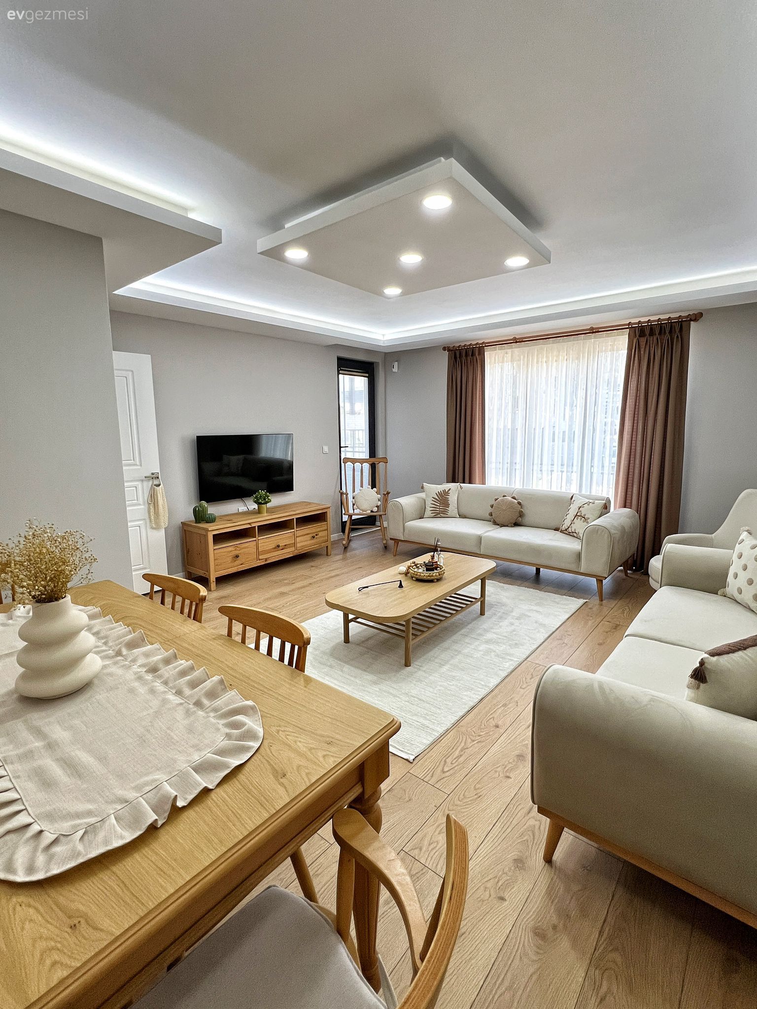 Salon, Beyaz, Krem, Bej, İskandinav, Ahşap Mobilya, Koltuk takımı, Orta sehpa, Sehpa, Tv ünitesi, Tv ünitesi aksesuarları, Ev Aksesuar, Halı, Salon halısı, Sandalye, Yemek masası, Spot aydınlatma, Aydınlatma