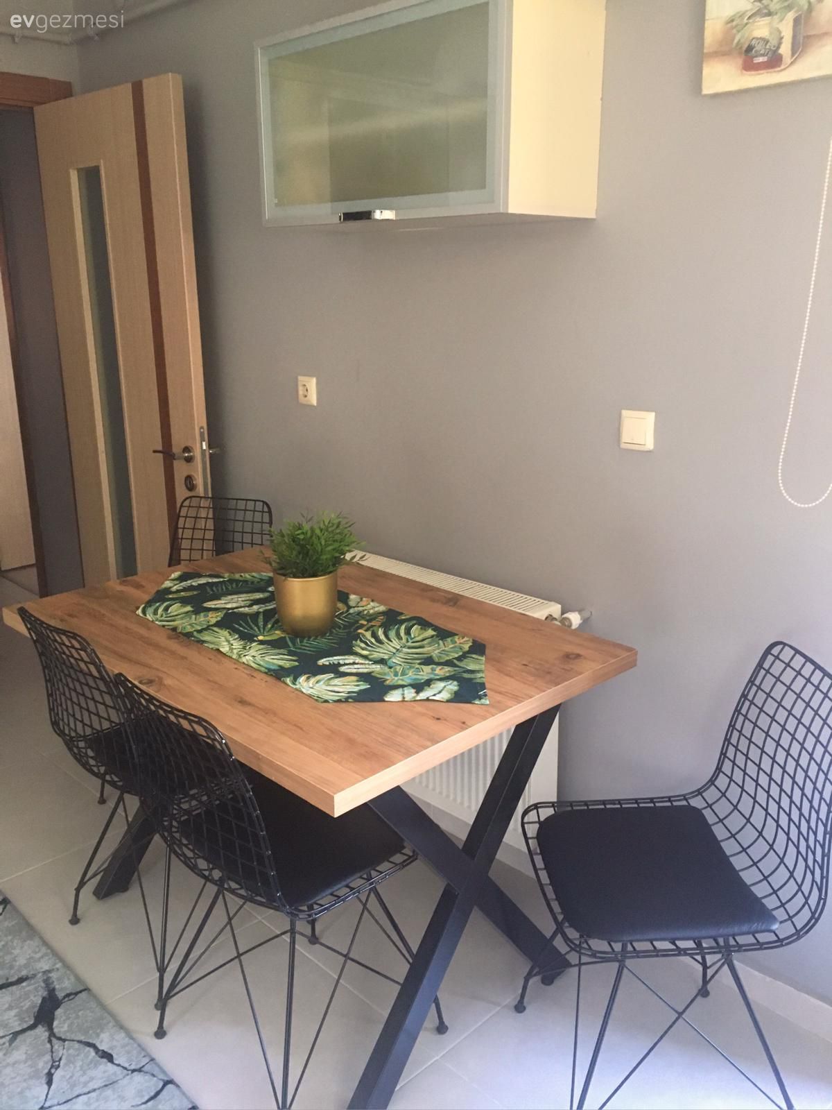 Gri duvar, Siyah, Gri, Beyaz, Ahşap masa, Metal sandalye, Sandalye, Masa örtüsü, Ev tekstili