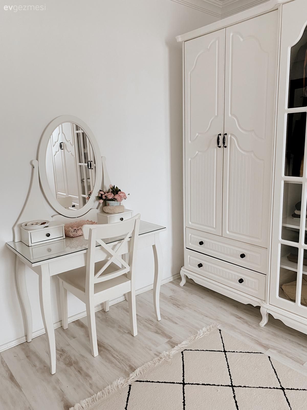 Bu Evde Beyazın Ferahlığı Sıcak Detaylarla Pekiştirilmiş!