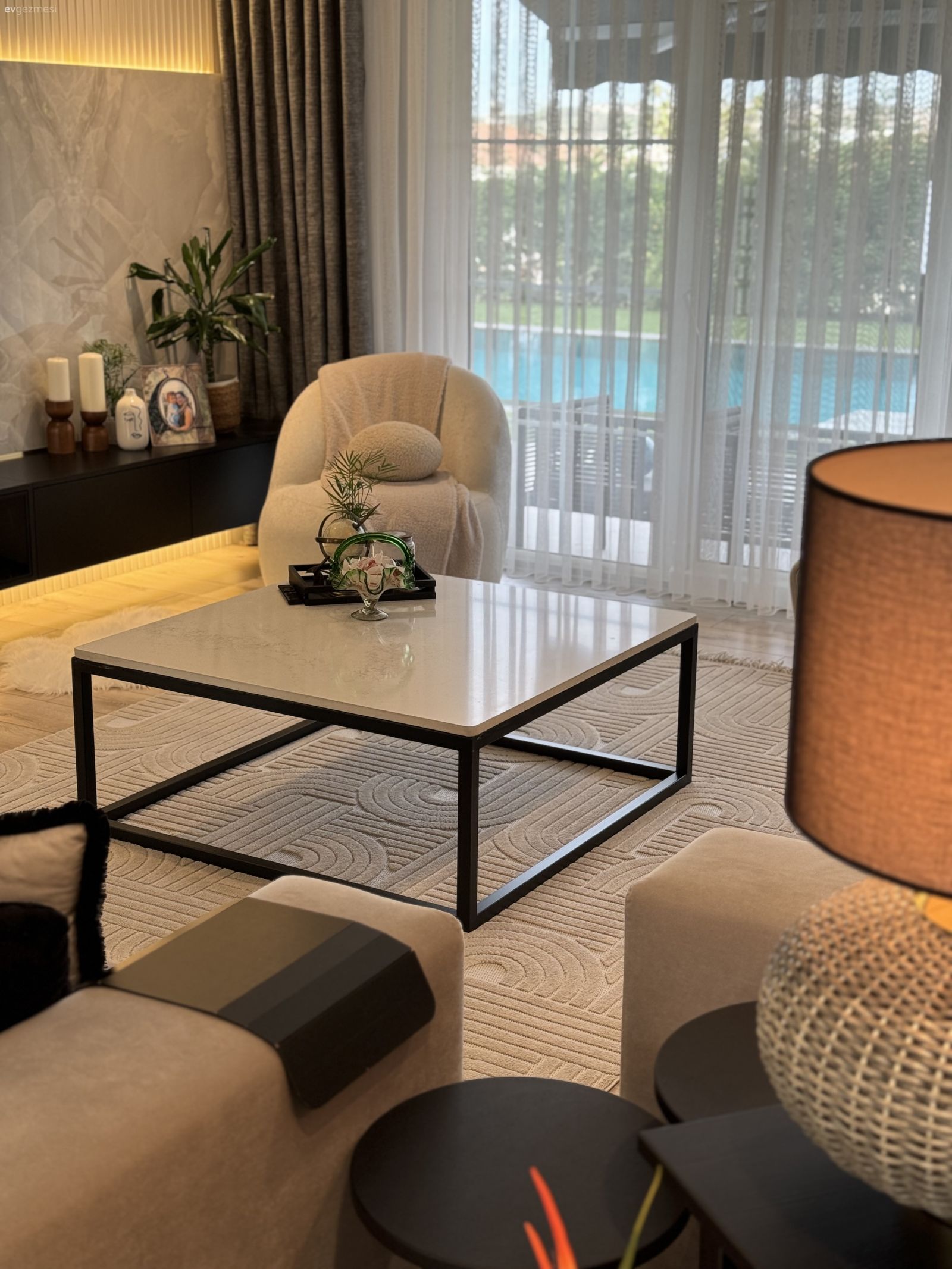 Salon, Modern, Beyaz, Siyah, Fon perde, Perde, Tül perde, Ev bitkisi, Halı, Salon halısı, Yan sehpa, Sehpa