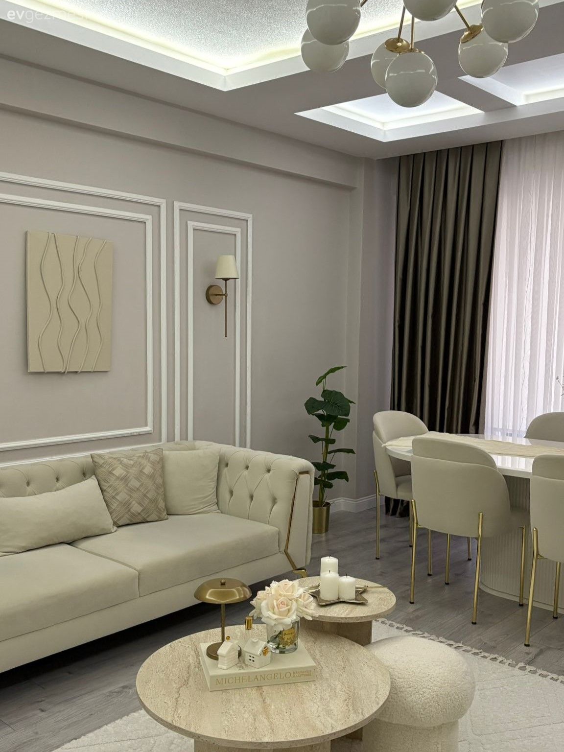Salon, Krem, Modern, Bej, Altın, Sandalye, Yemek masası, Fon perde, Perde, Tül perde, Duvar çıtalama, Koltuk takımı, Tablo, Duvar dekorasyonu, Ev bitkisi