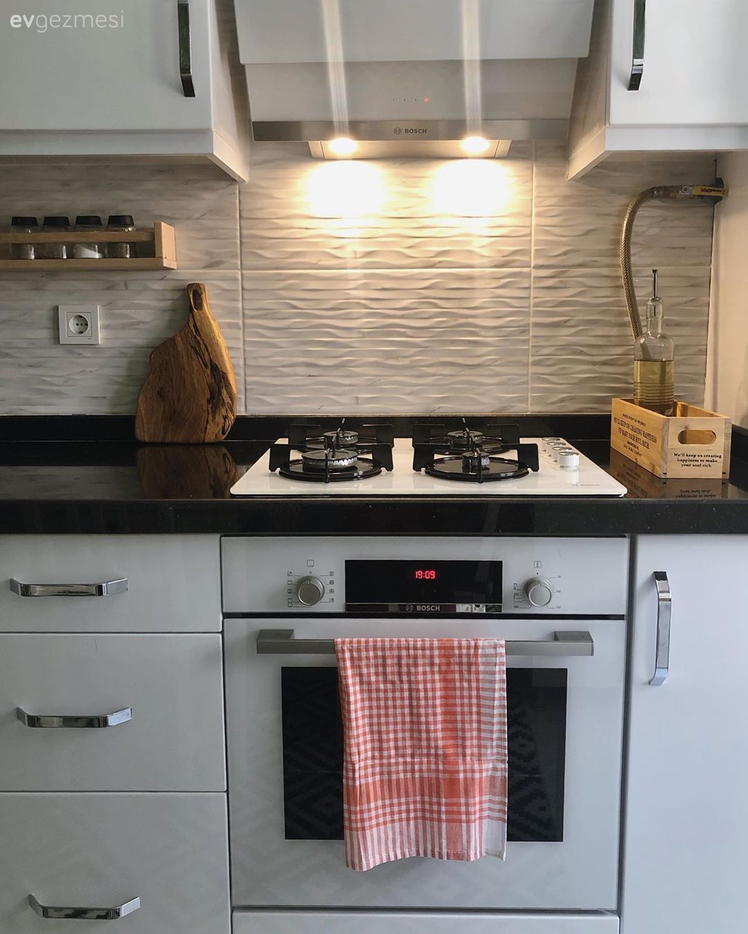 Mutfak, Beyaz mutfak, Mutfak tezgahı, Mutfak tezgah arası, Siyah tezgah, Tezgah arası seramik