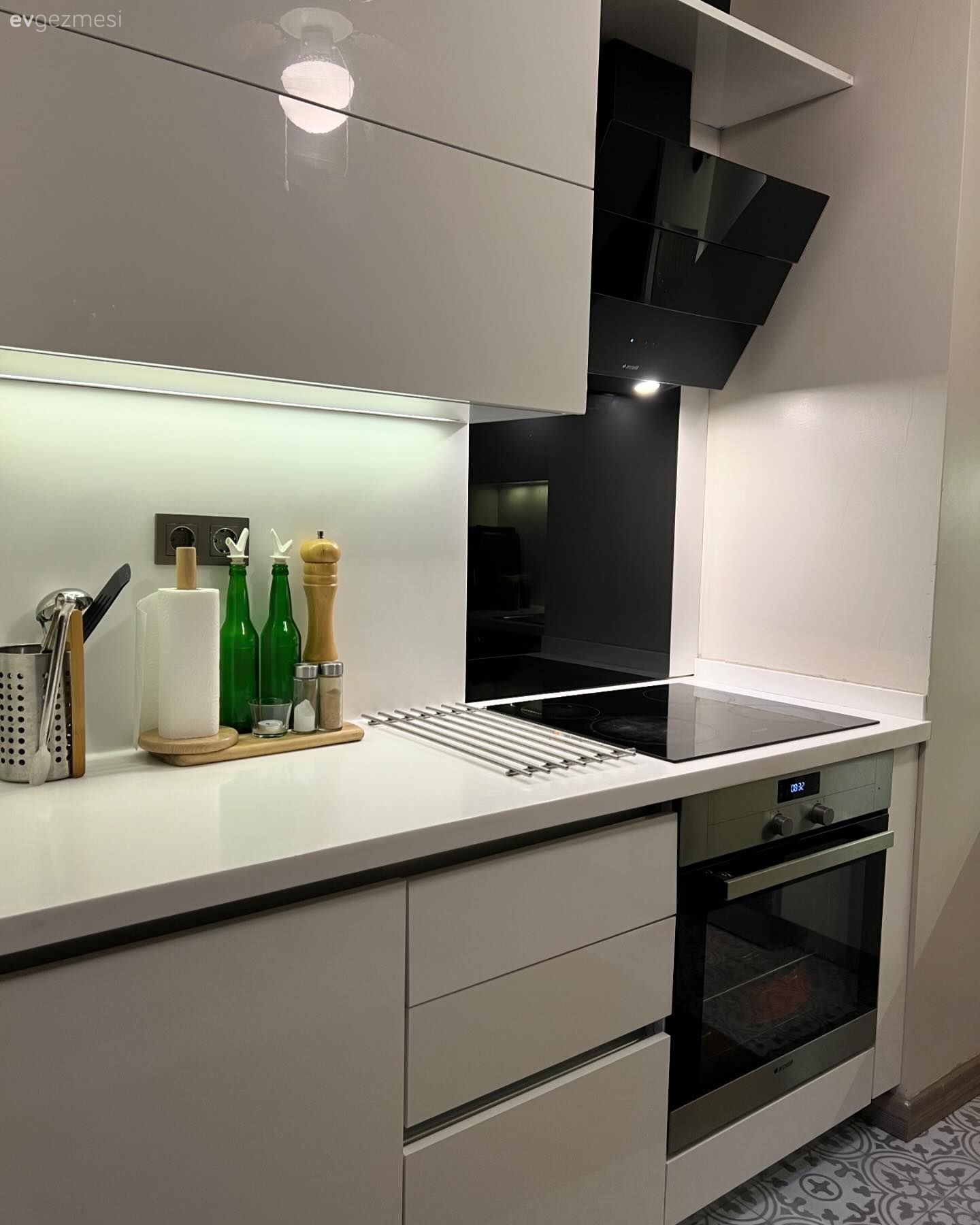 Beyaz, Siyah, Mutfak tezgahı, Mutfak, Mutfak tezgah arası, Tezgah arası doğal taş, Kulpsuz mutfak dolabı, Ankastre, Davlumbaz