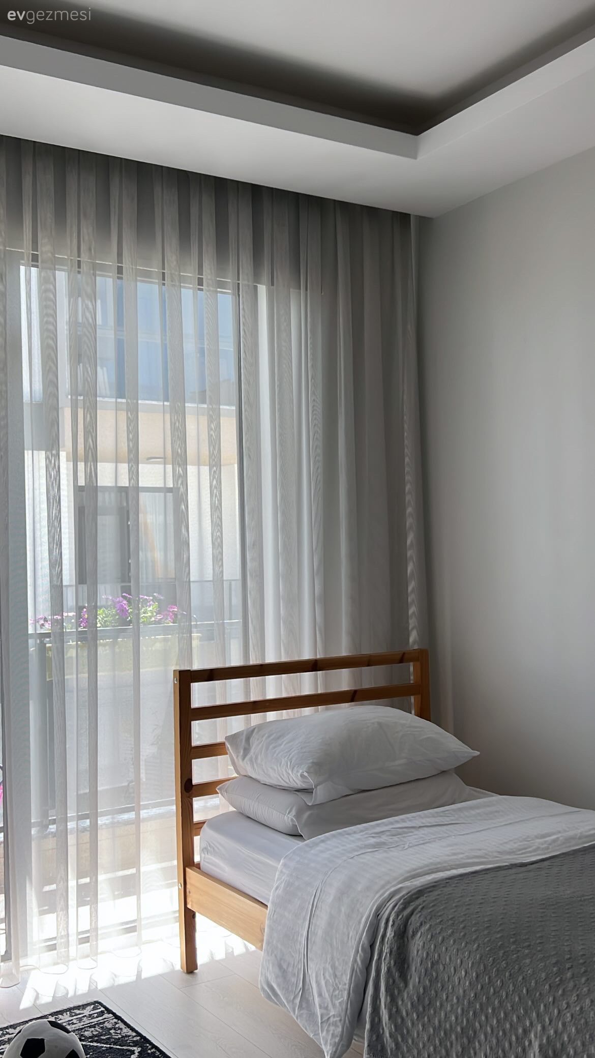 Popüler Trendlere Meydan Okuyan Midimalist Bir Afyon Evi