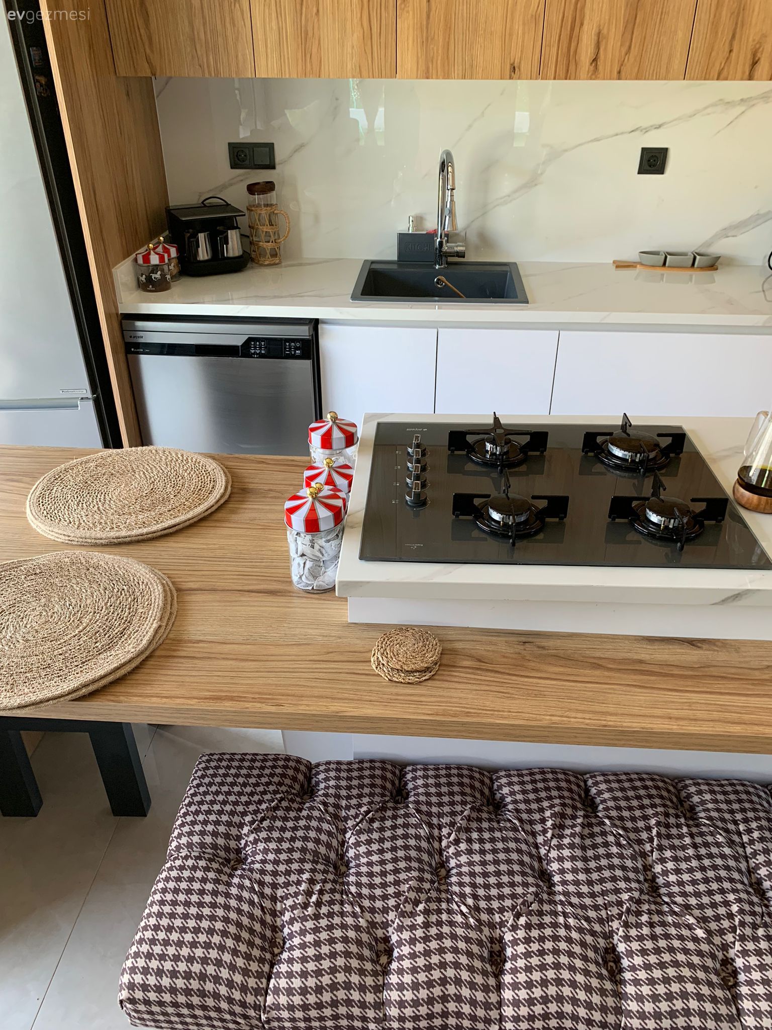 Kuşadası'ndaki Bu Evde Doğal Materyaller Koyu Pigmentlerle Buluşmuş!