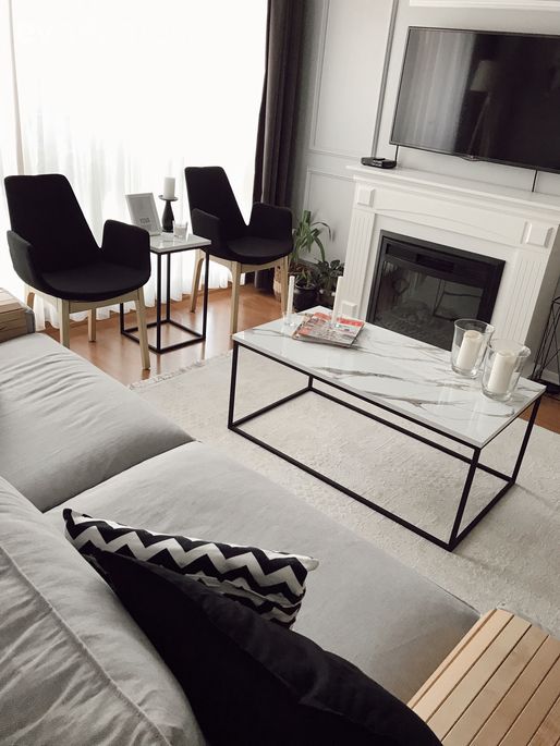 Salon, Modern, Gri, Beyaz, Siyah, Koltuk takımı, Geometrik desen, Desenler, Kırlent, Ev tekstili, Tablo, Duvar dekorasyonu, Halı, Salon halısı, Orta sehpa, Sehpa, Metal ayaklı sehpa, Ayna, Ev bitkisi, Berjer, Şömine