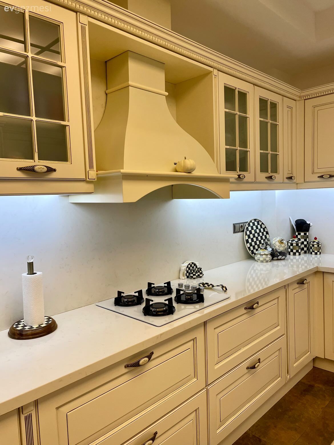 Mutfak, Country, Rustik, Beyaz, Krem, Rustik ankastre, Ankastre, Mutfak tezgahı, Mutfak tezgah arası, Tezgah arası doğal taş, Shaker kapaklı dolaplar, Mutfak aksesuarları